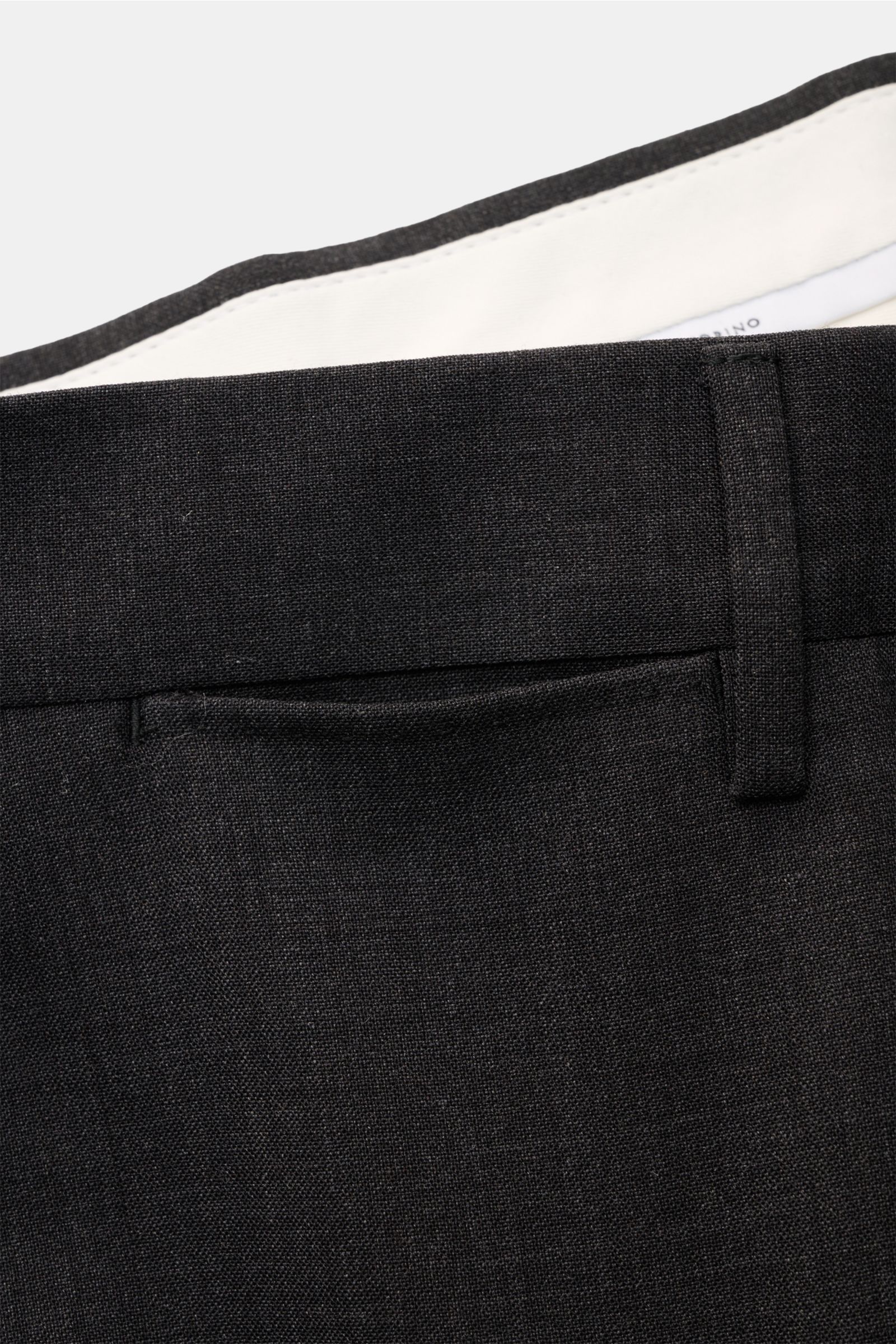 PT Torino Wollhose 'Slim Fit' anthrazit close-up from above showing elastic fine virgin wool fabric, slim cut, welt pocket, belt loop, and smooth texture. Für diese exklusive Hose wählt PT TORINO edelste Schurwolle, die mit ihrem feinen Garn die schmal