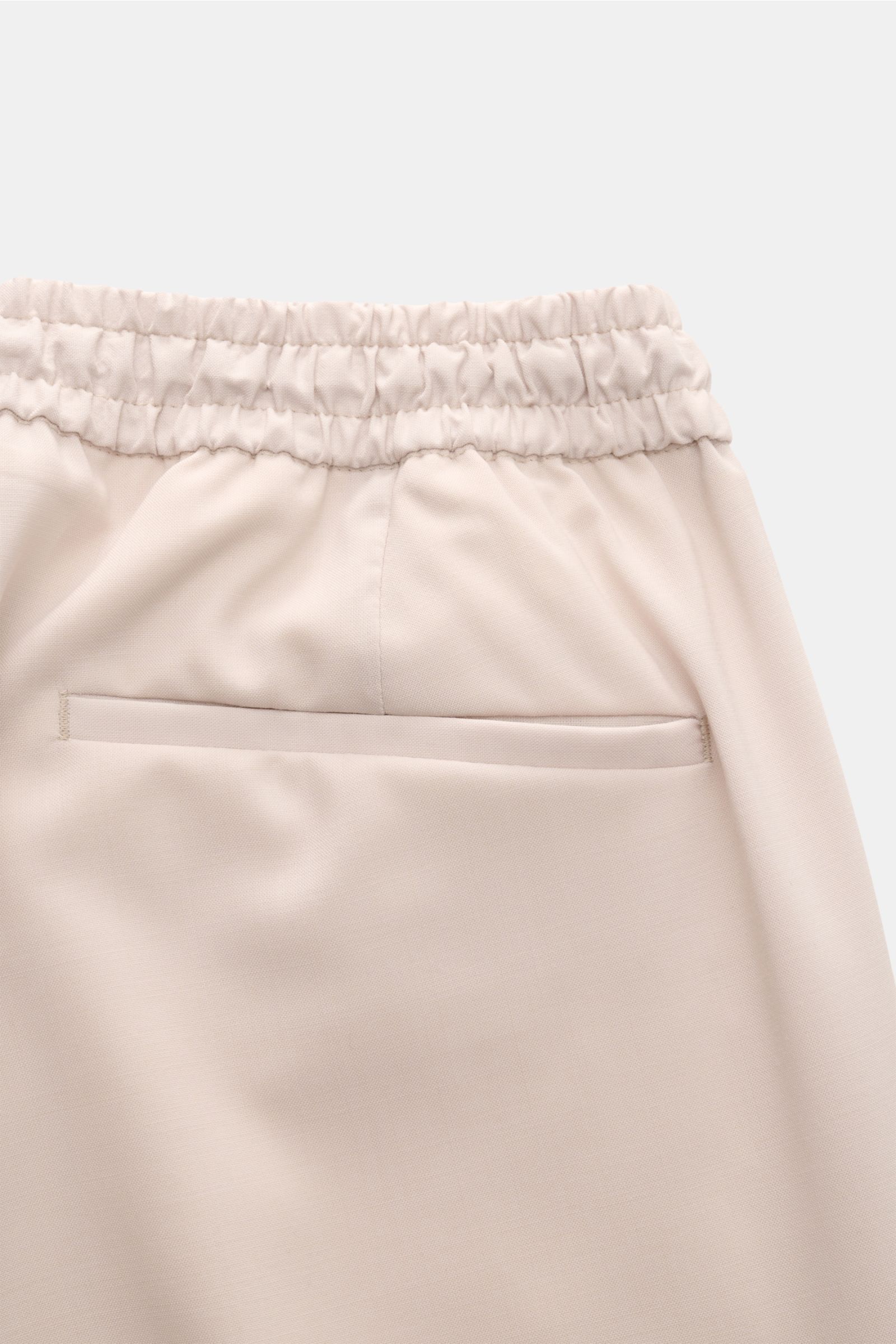 Back close-up view of Briglia 1949 Wool jogger pants 'Wimbledon' sand showing elasticated waistband, single pleat, and hip pocket. Italian style and maximum comfort meet in the lightweight jogger pants 'Wimbledon' from BRIGLIA 1949: versatile trousers tha