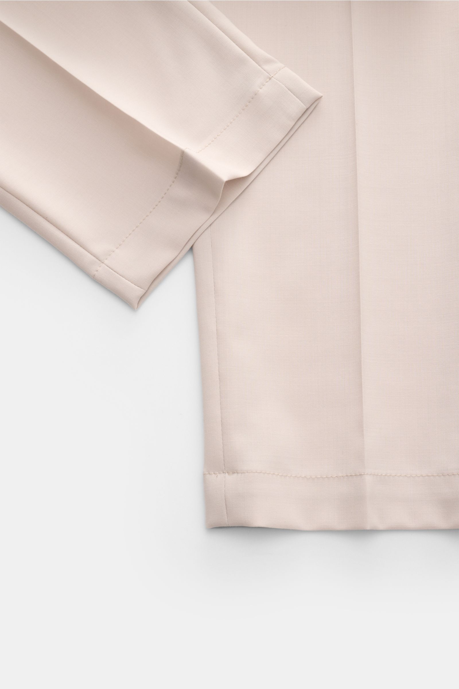 Close-up image from a top-down perspective of the hem and tapered leg of the Briglia 1949 Wool jogger pants 'Wimbledon' sand, showing the lightweight fabric and precise stitching. Italian style and maximum comfort meet in the lightweight jogger pants 'Wim