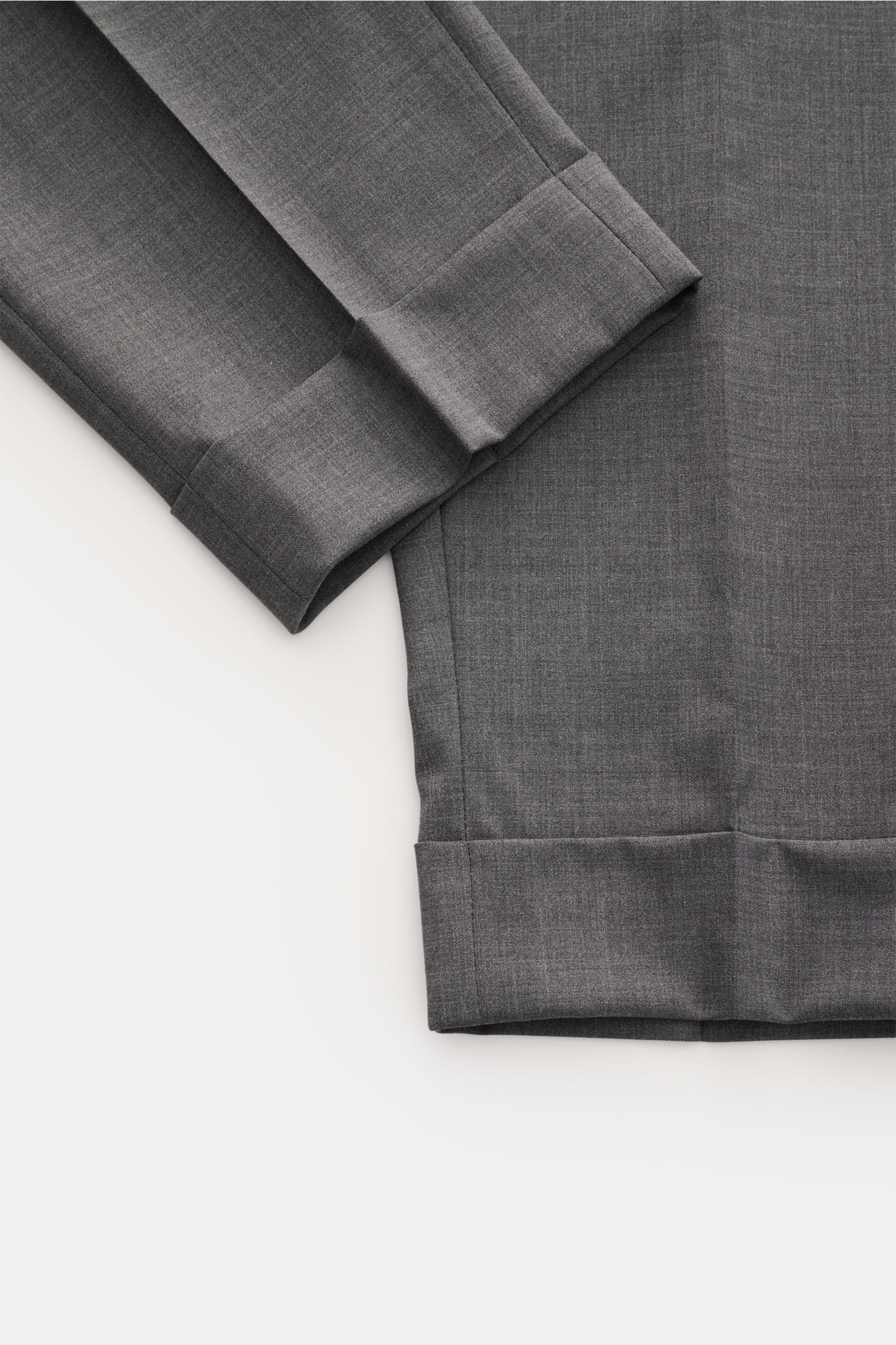 Berwich Wollhose 'Chiaia' dunkelgrau meliert, knöchellang, schmal zulaufend mit fixiertem Saumaufschlag, glattem Griff, Tapered Fit, aus leicht elastischer Schurwolle, Nahaufnahme von unten.