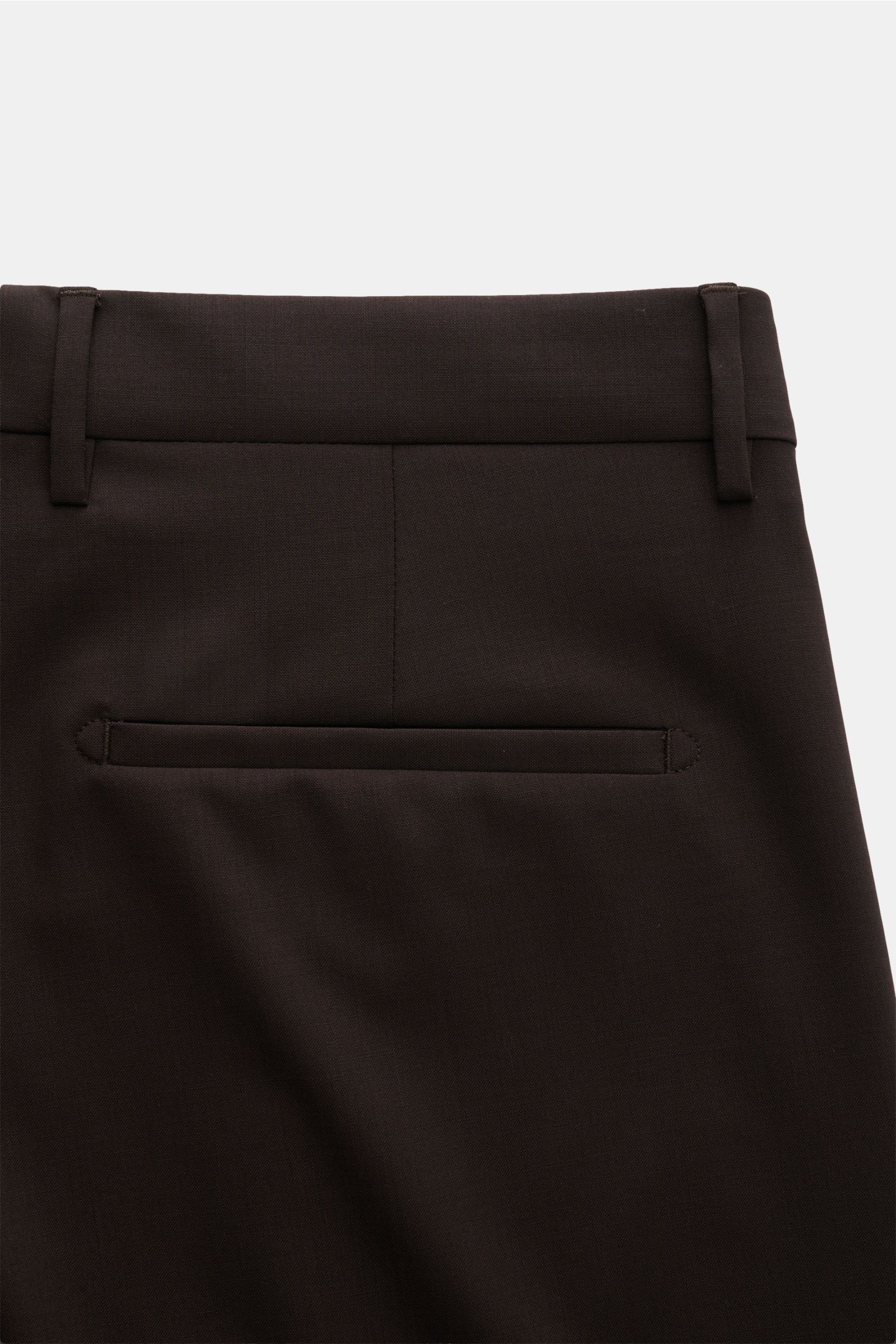 Close-up rear view of Berwich Wool trousers 'Chiaia' dark brown, showcasing smooth virgin wool fabric, single pleat, and hip pocket.

The wool trousers 'Chiaia' by BERWICH give expression to traditional Italian tailoring with a modern tapered fit, slig