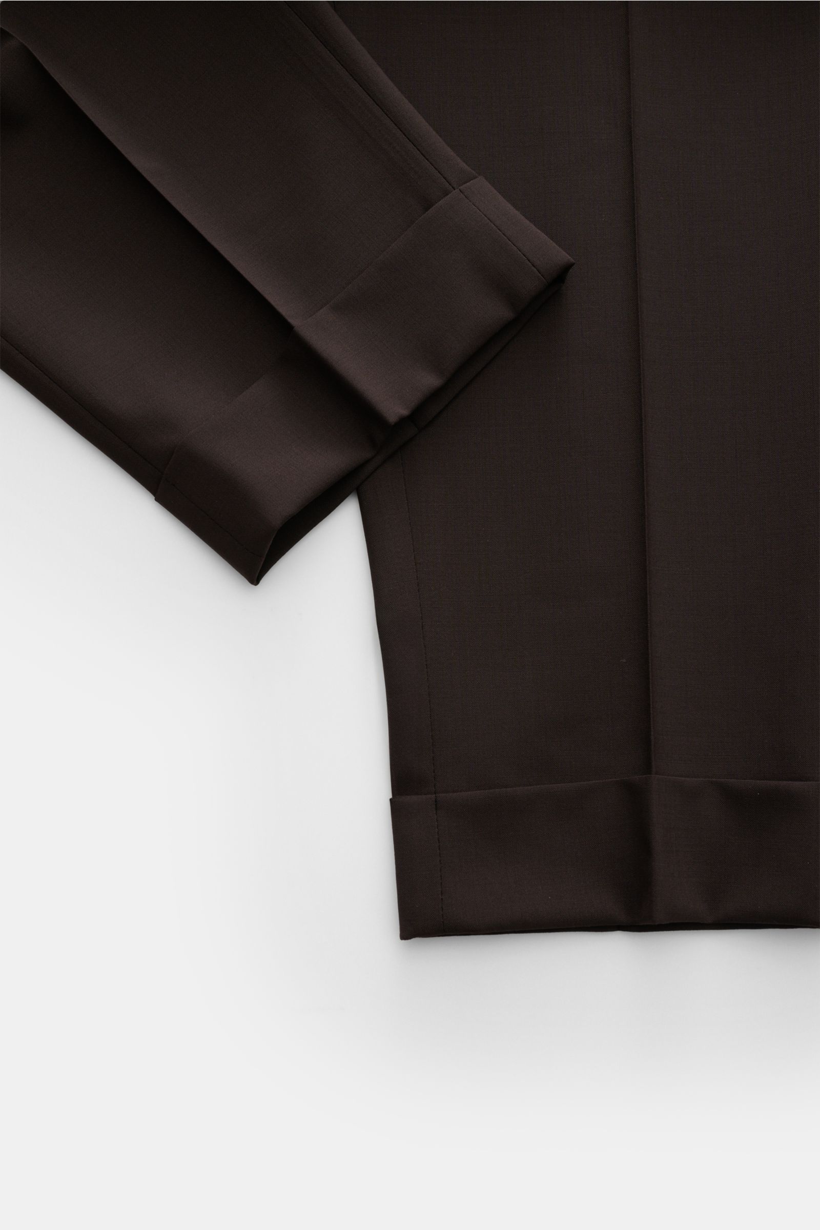 Close-up of Berwich Wool trousers 'Chiaia' dark brown, showing the ankle-length tapered fit and fixed hem turn-up from a top-down perspective.

Description: The wool trousers 'Chiaia' by BERWICH give expression to traditional Italian tailoring with a m
