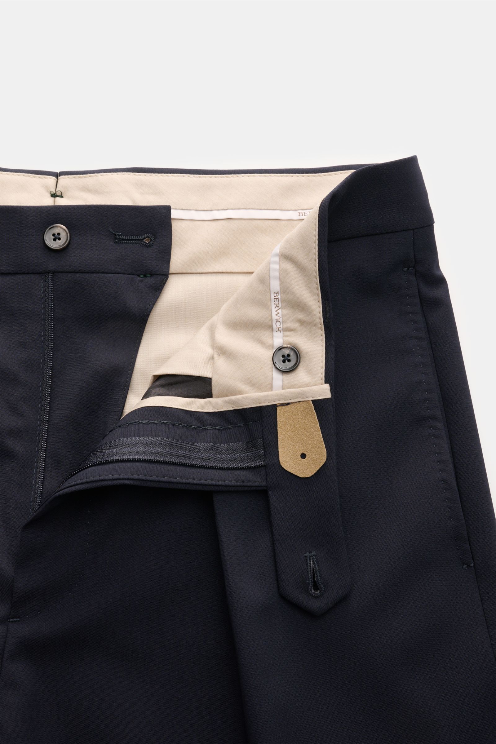 Close-up front view of Berwich Wool trousers 'Chiaia' navy showing zipper, buttons, and beige inner lining with detailed stitching.

Description: 
The wool trousers 'Chiaia' by BERWICH give expression to traditional Italian tailoring with a modern tape