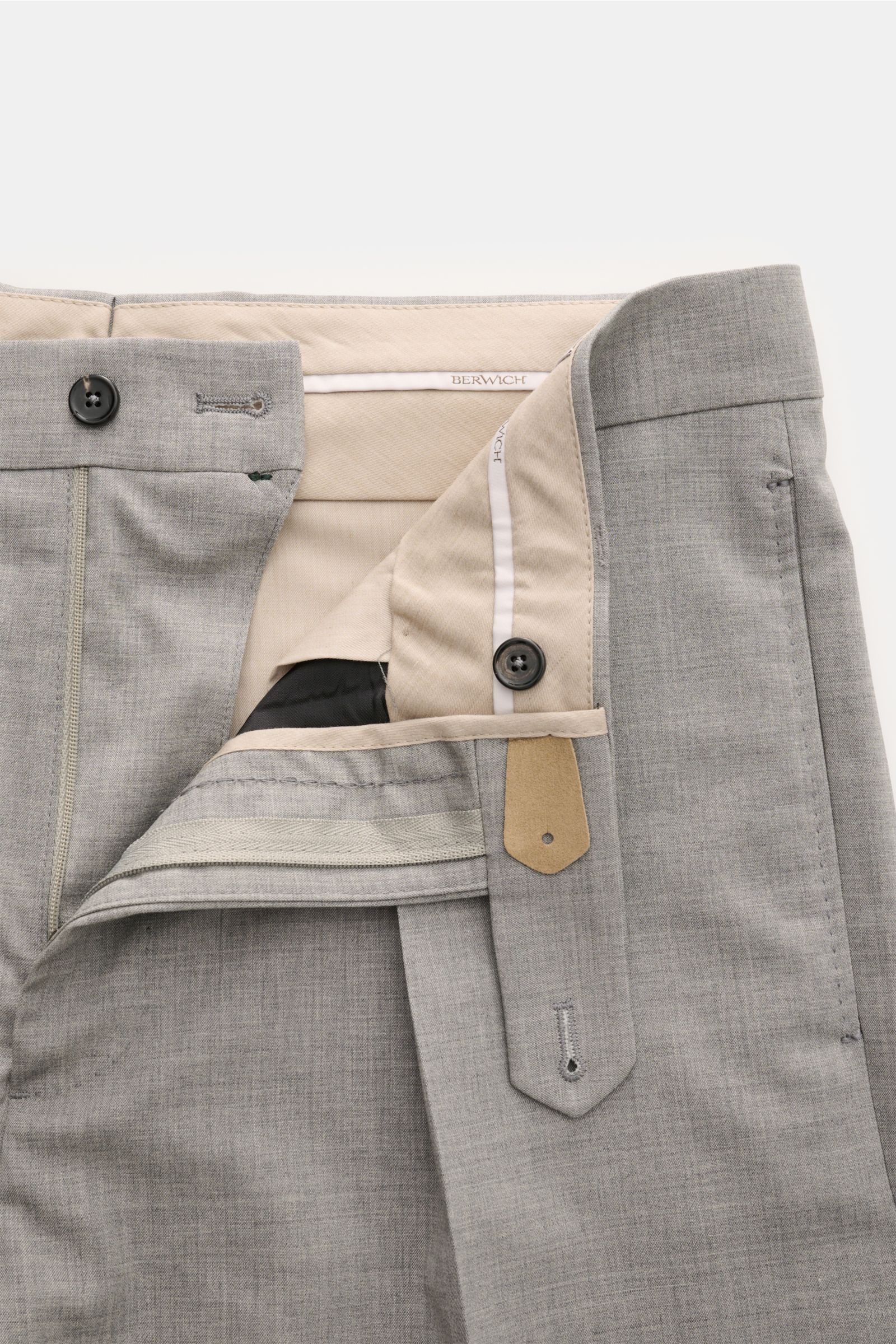 Berwich Wollhose 'Chiaia' hellgrau meliert, aus reiner, leicht elastischer Schurwolle, Tapered Fit, knöchellang, mit Bundknöpfen, Reißverschluss, Taschen, Saumaufschlag, frontal nah.