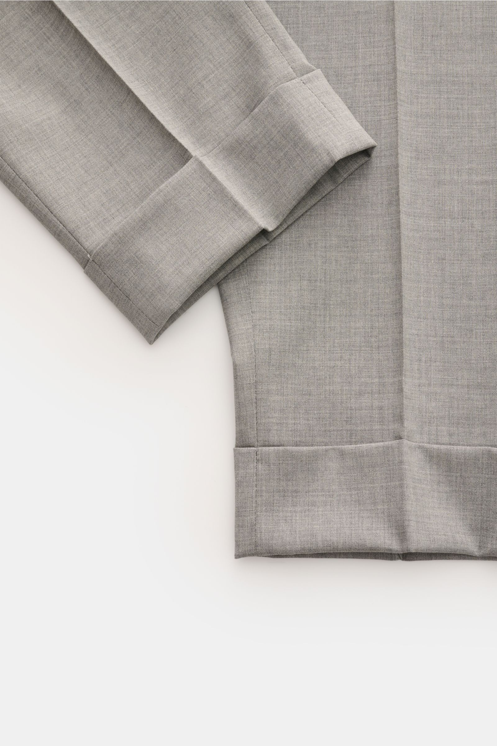 Berwich Wollhose 'Chiaia' hellgrau meliert, Detailaufnahme von unten, knöchellang, tapered Fit, reine Schurwolle, fixierter Saumaufschlag.