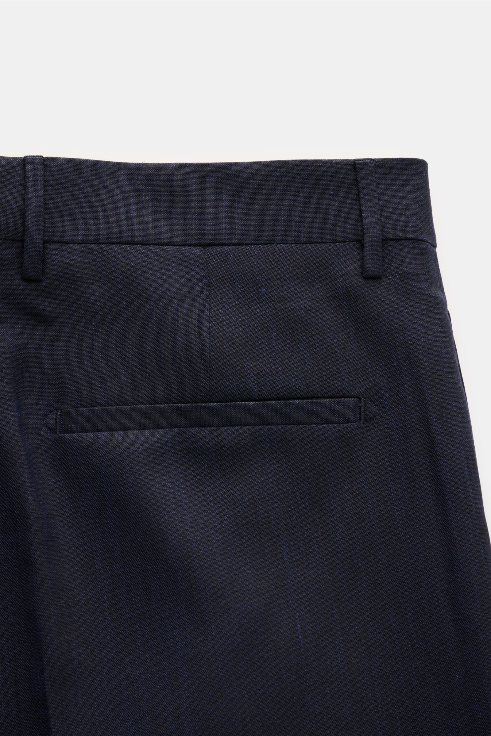 Close-up rear view of Berwich Hose 'Chiaia' navy meliert showing single welt pocket, belt loops, and navy melange fabric. 

Die Hose 'Chiaia' von BERWICH überzeugt mit modernem Tapered Fit und Bundfalte - gefertigt aus einer Materialkomposition von Wol
