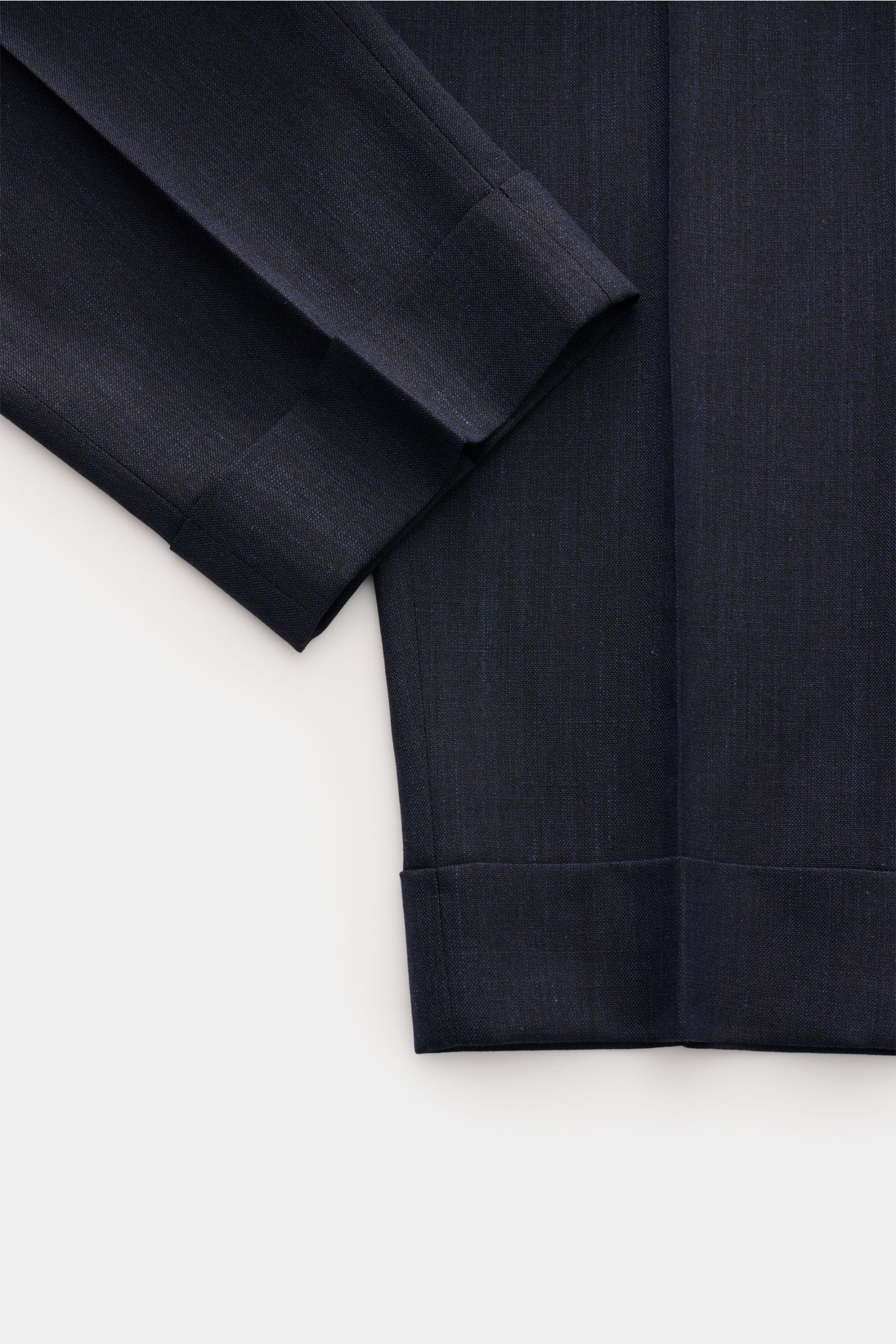 Close-up view of the bottom part of Berwich Hose 'Chiaia' navy meliert, showing the tapered fit, fixed hem cuffs, and fine fabric texture made of wool, silk, and linen blend for a cool effect in warm weather.