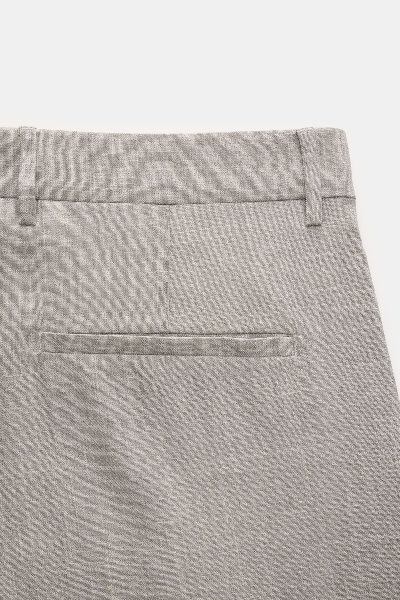 Close-up rear view of Berwich Hose 'Chiaia' hellgrau meliert showing light grey melange fabric, welt pocket, belt loops, and fine wool, silk, linen blend with tapered fit and cuff.