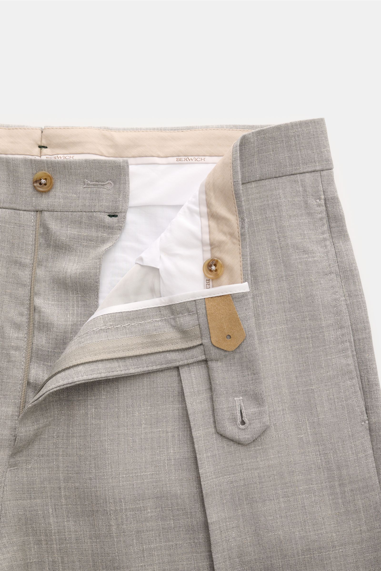 Close-up front view of Berwich Hose 'Chiaia' hellgrau meliert showing open waistband, zipper, buttons, and soft wool, silk, linen fabric with tapered fit and side pockets.