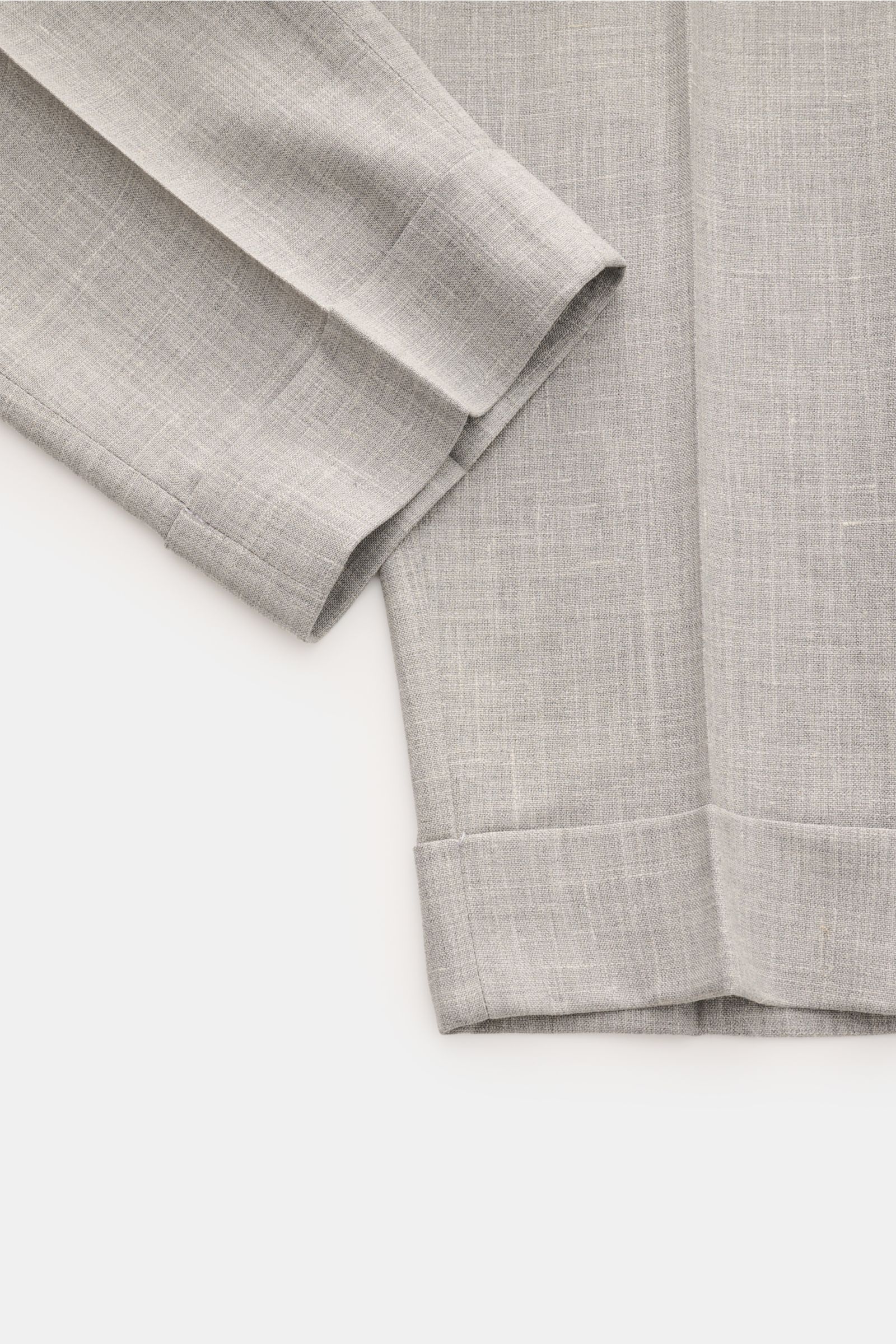 Berwich Hose 'Chiaia' hellgrau meliert shown from a close-up top-down view, highlighting the tapered fit, cuffed ankle, soft wool, silk, and linen blend fabric with side and back pockets, zipper, and button details. Die Hose 'Chiaia' von BERWICH überzeugt