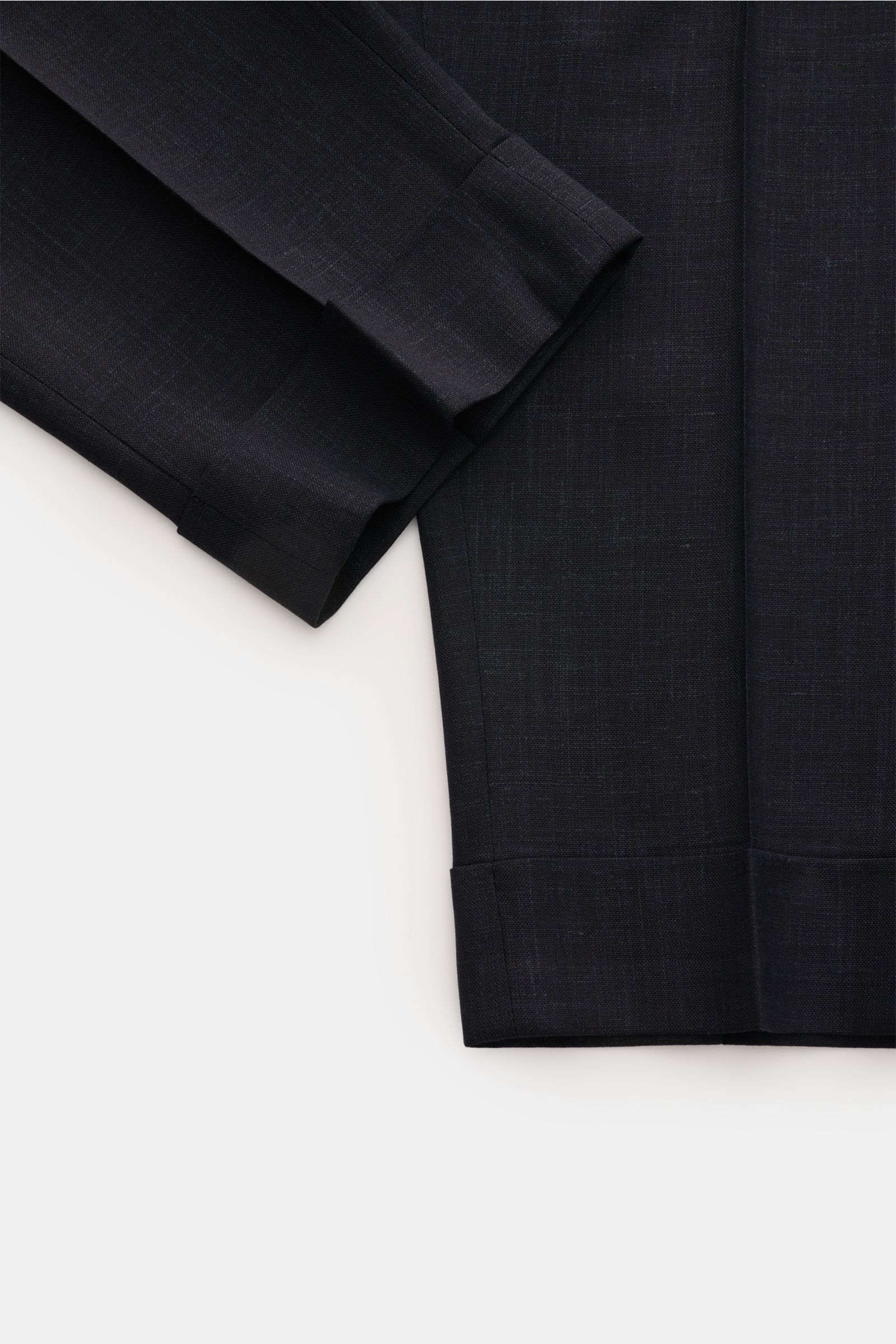 Close-up front view of Berwich Hose 'Chiaia' dark navy meliert, showing tapered fit, single pleat, fixed cuff, made of wool, silk, and linen blend.