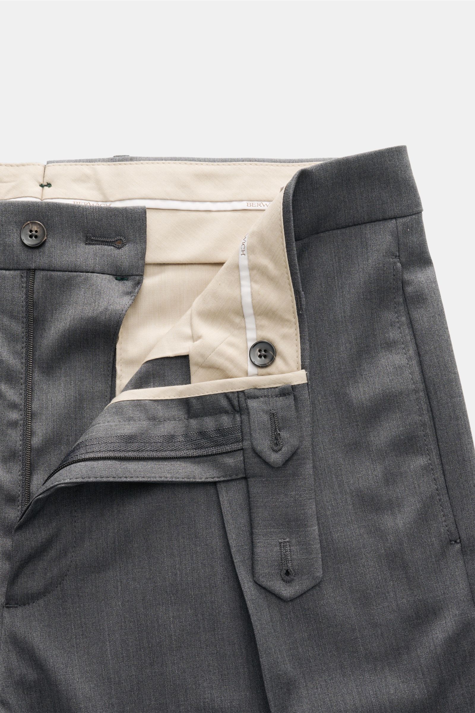 Close-up front view of Berwich Wool trousers 'Chiaia' grey mottled showing open waistband with buttons, zip, and beige lining.

The wool trousers 'Chiaia' by BERWICH give expression to traditional Italian tailoring with a modern tapered fit, slightly s