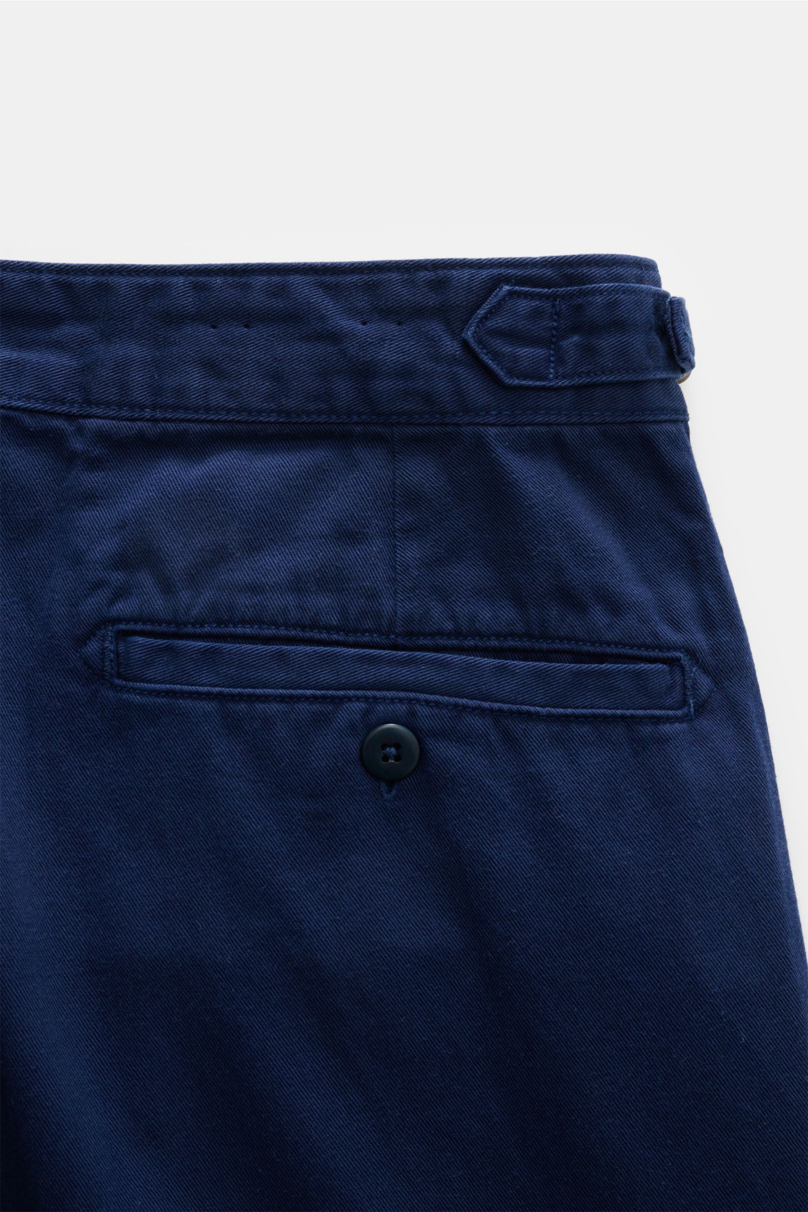 Nahaufnahme der Polo Ralph Lauren Baumwollhose navy mit seitlicher Perspektive, weichem Twill, Side Adjuster, paspelierten Gesäßtaschen und Bunddetails.