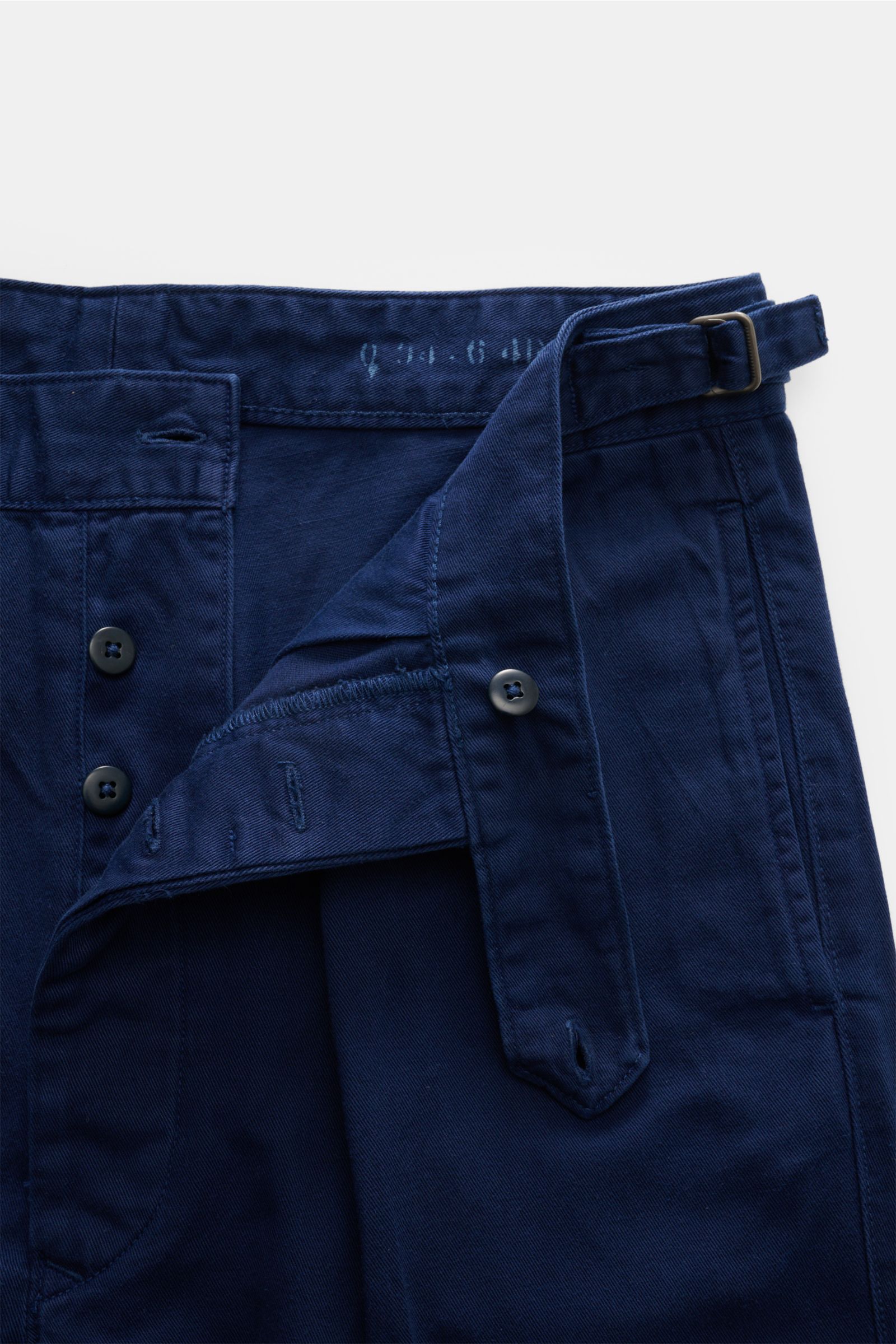 Nahaufnahme der geöffneten Taille mit Knöpfen und Side Adjuster der Polo Ralph Lauren Baumwollhose navy aus reiner Baumwolle, Twill, gerader Schnitt.