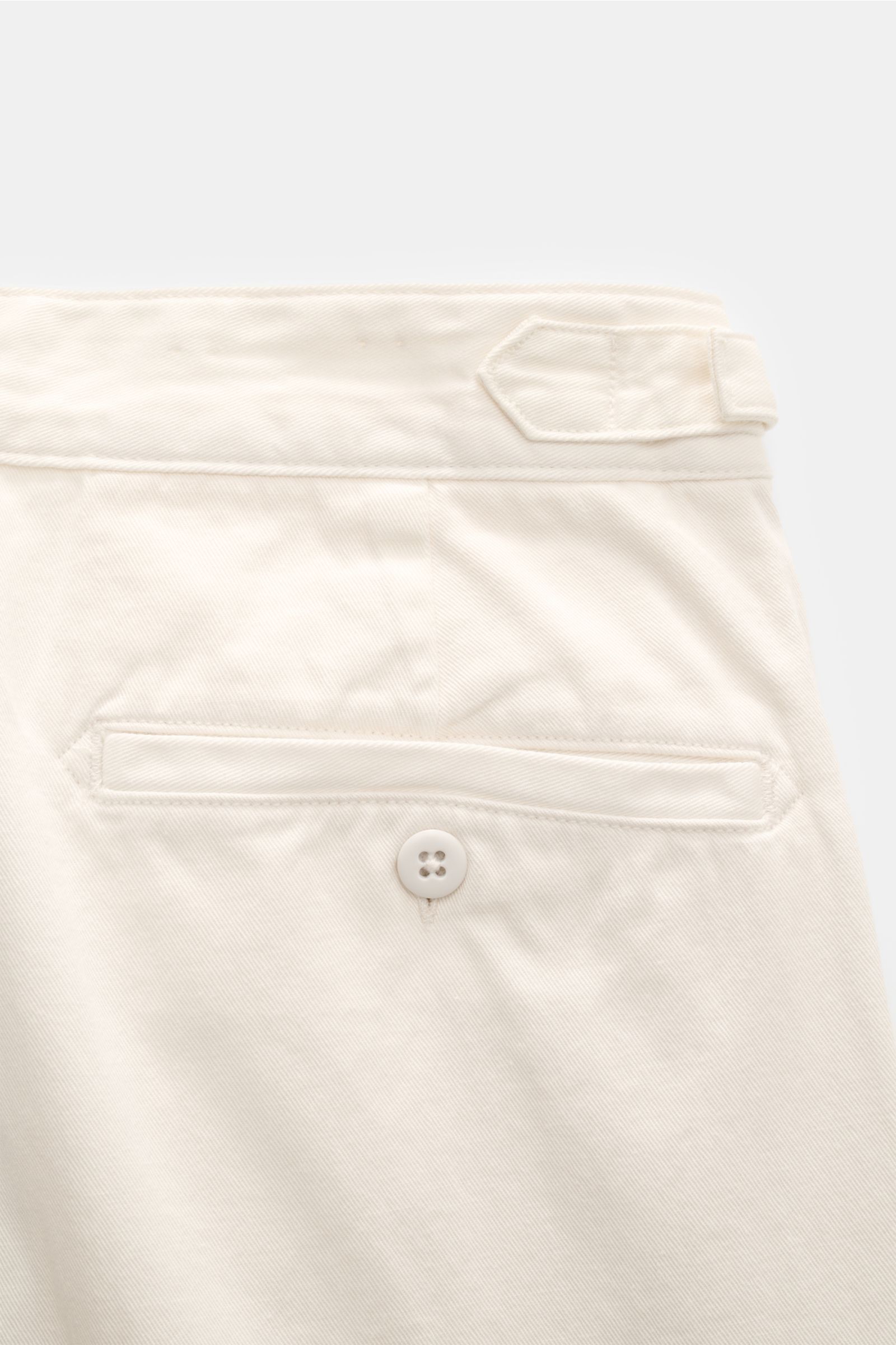 Polo Ralph Lauren Baumwollhose creme in Nahaufnahme von hinten, Twill, weicher Griff, doppelte Bundfalte, paspelierte Gesäßtaschen mit Knopf.