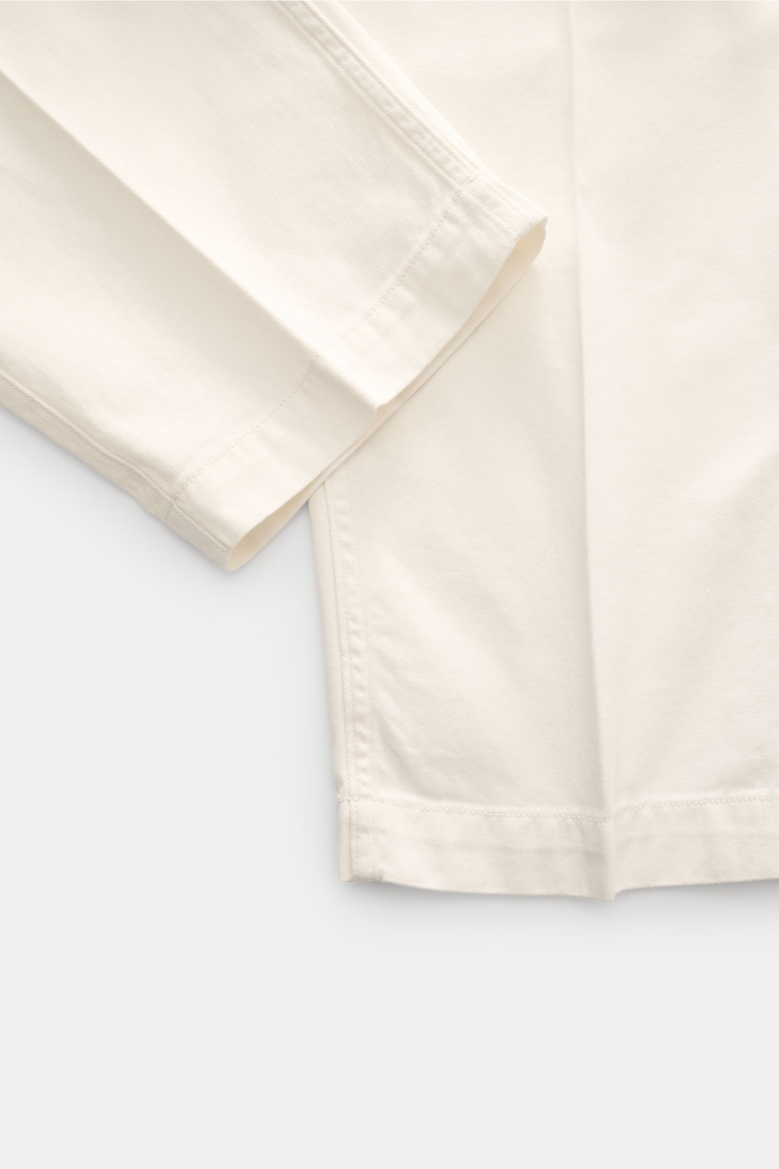 Nahaufnahme der Polo Ralph Lauren Baumwollhose creme, Detailansicht Saum und gerader Schnitt, weicher Twill-Baumwollstoff, knöchellang.