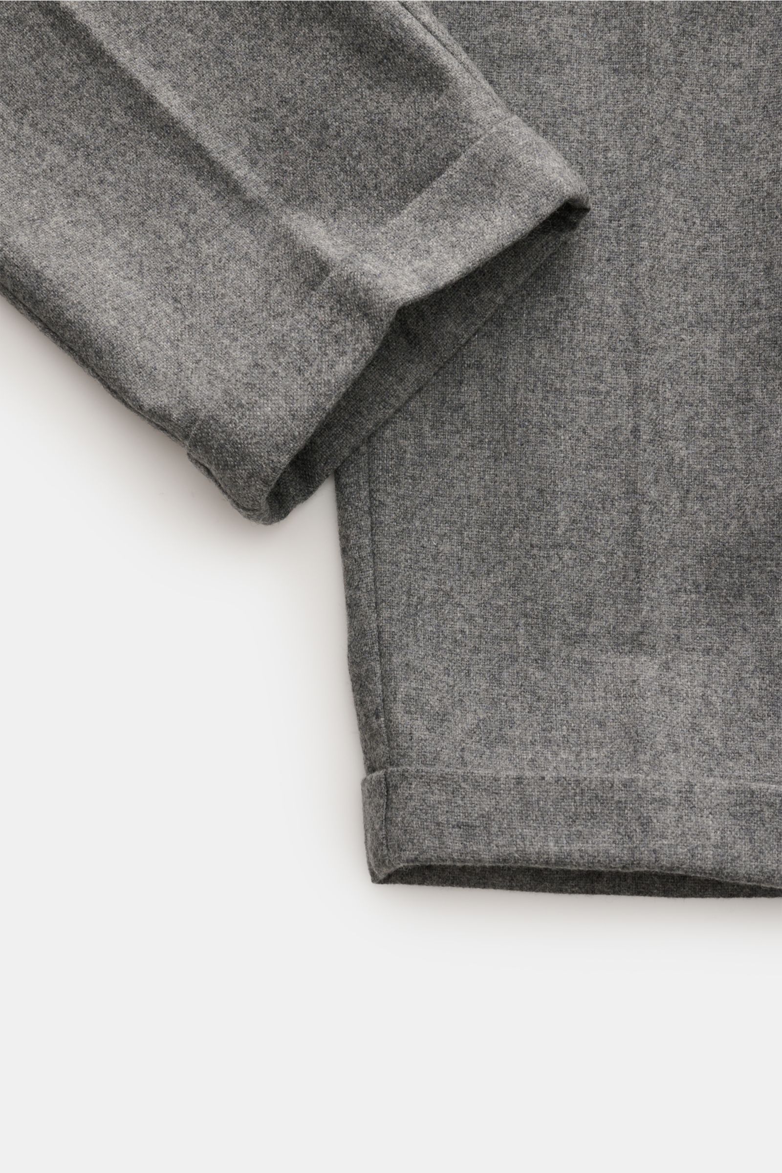 Close-up of the lower leg area of the 04651/ A trip in a bag Hose grau meliert, photographed from above, showing the soft wool blend fabric, tapered fit, ankle length, and fixed hem cuff. Stilvoller Allrounder: Die elegante Hose aus der 'Look of the Games