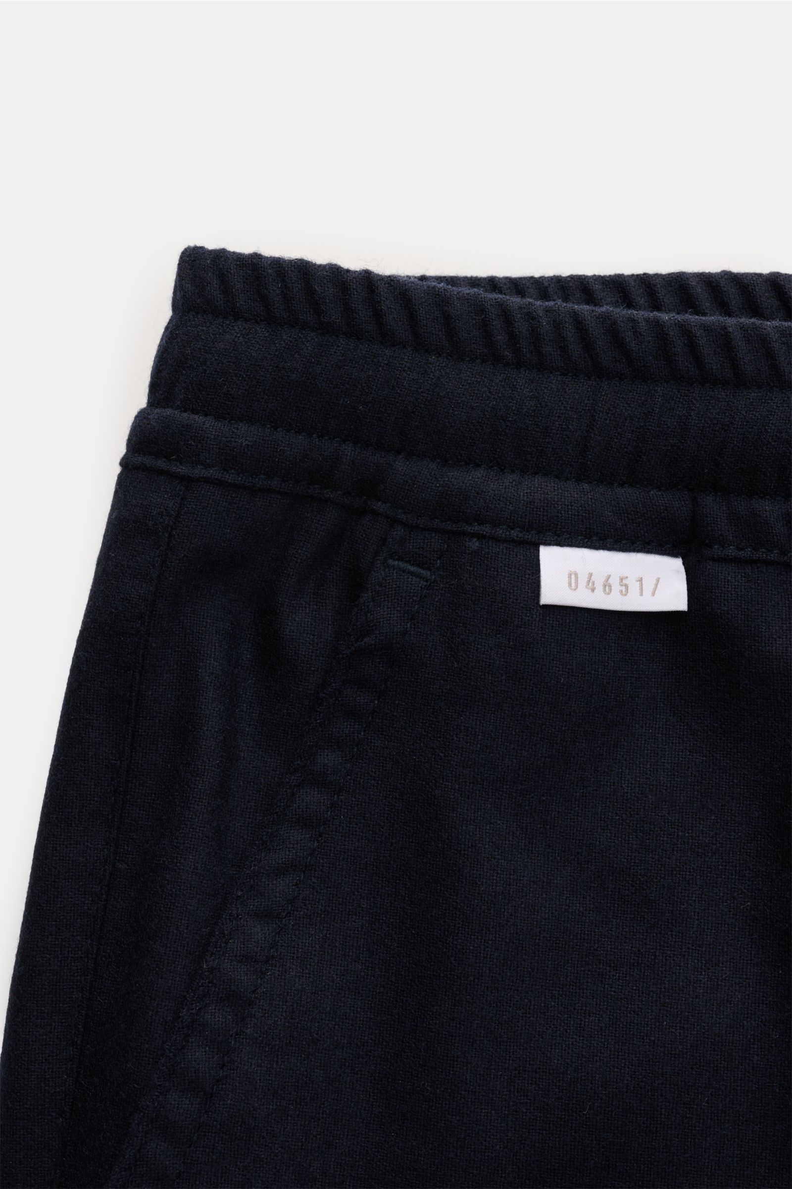 Detailaufnahme der 04651/ A trip in a bag Woll-Jogpants 'Flannel Pants' navy von oben, elastischer Bund mit Tunnelzug, französische Taschen.