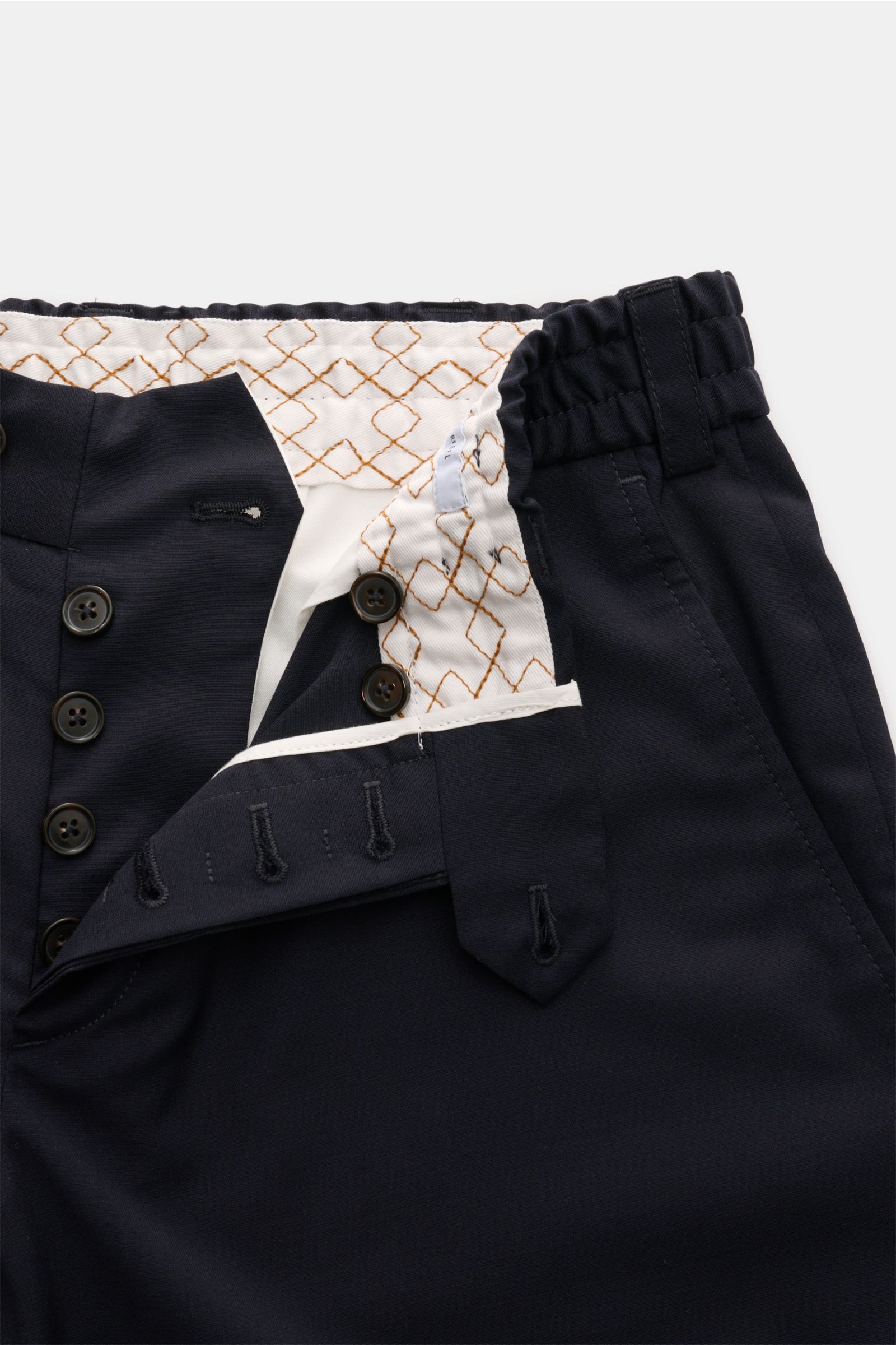 PT Torino Hose 'The Rebel' dark navy, Detailaufnahme von oben, leichter Woll-Microfaser-Mix, Button Fly, Bundknopf, französische Taschen.