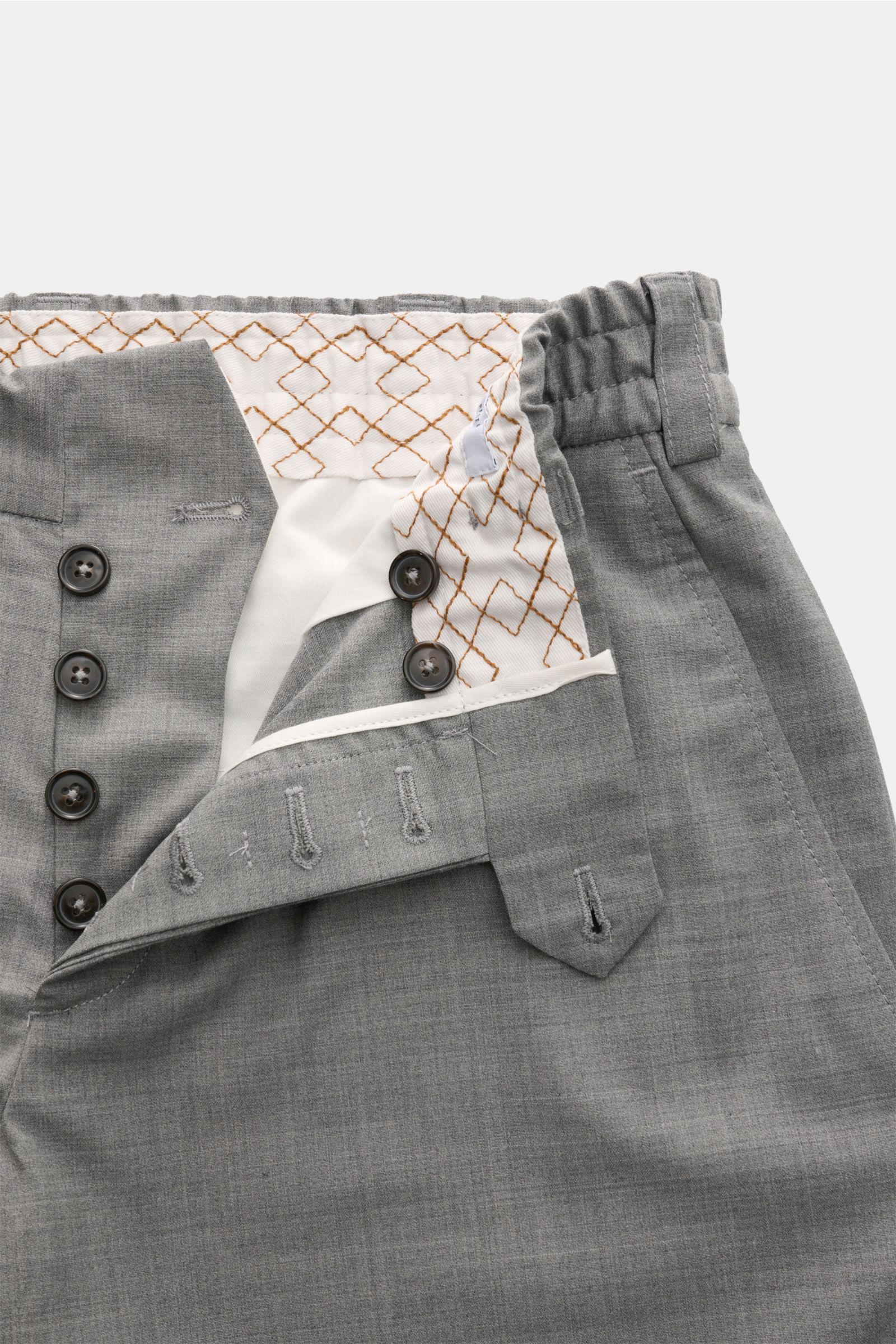 Close-up front view of PT Torino Hose 'The Rebel' grau meliert showing button fly, elastic waistband, and inner lining with diamond pattern. 'The Rebel' by PT TORINO is a reliable spring and summer companion, made from a breathable, comfortable wool-micro