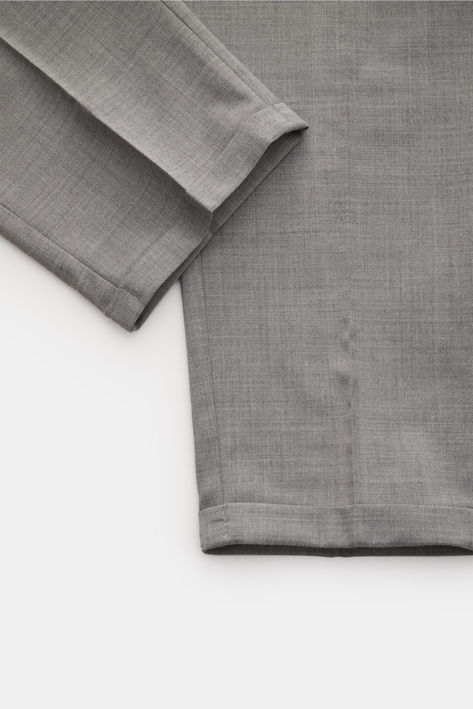 PT Torino Hose 'The Rebel' grau meliert, knöchellang mit fixiertem Saumaufschlag, aus atmungsaktivem Wolle-Microfaser-Mix, Detailaufnahme von unten.