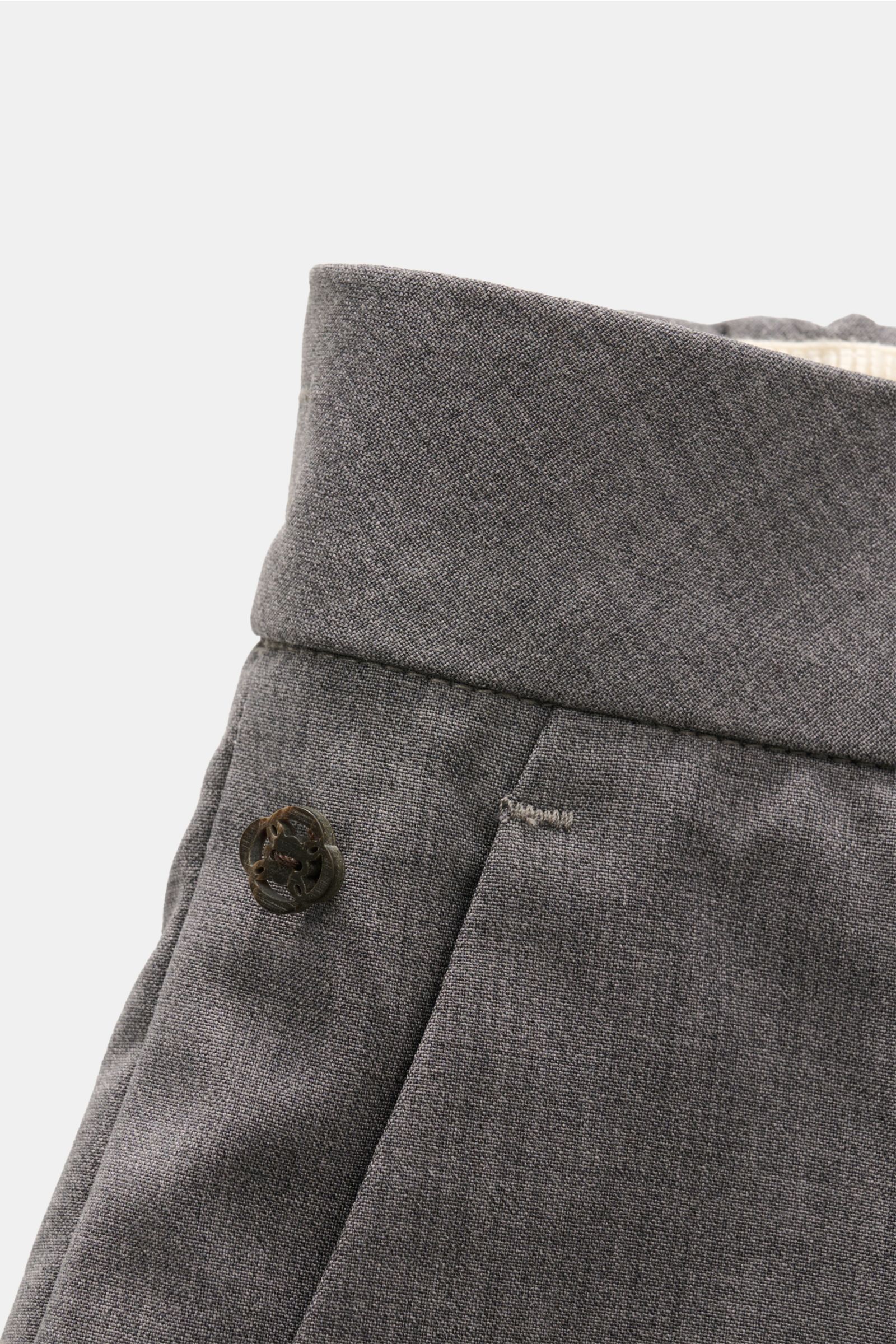 GTA Wollhose 'Davide' dunkelgrau meliert aus reiner Schurwolle, Nahaufnahme seitlich oben mit Bund, Knopf, glattem Griff und Logo-Detail.