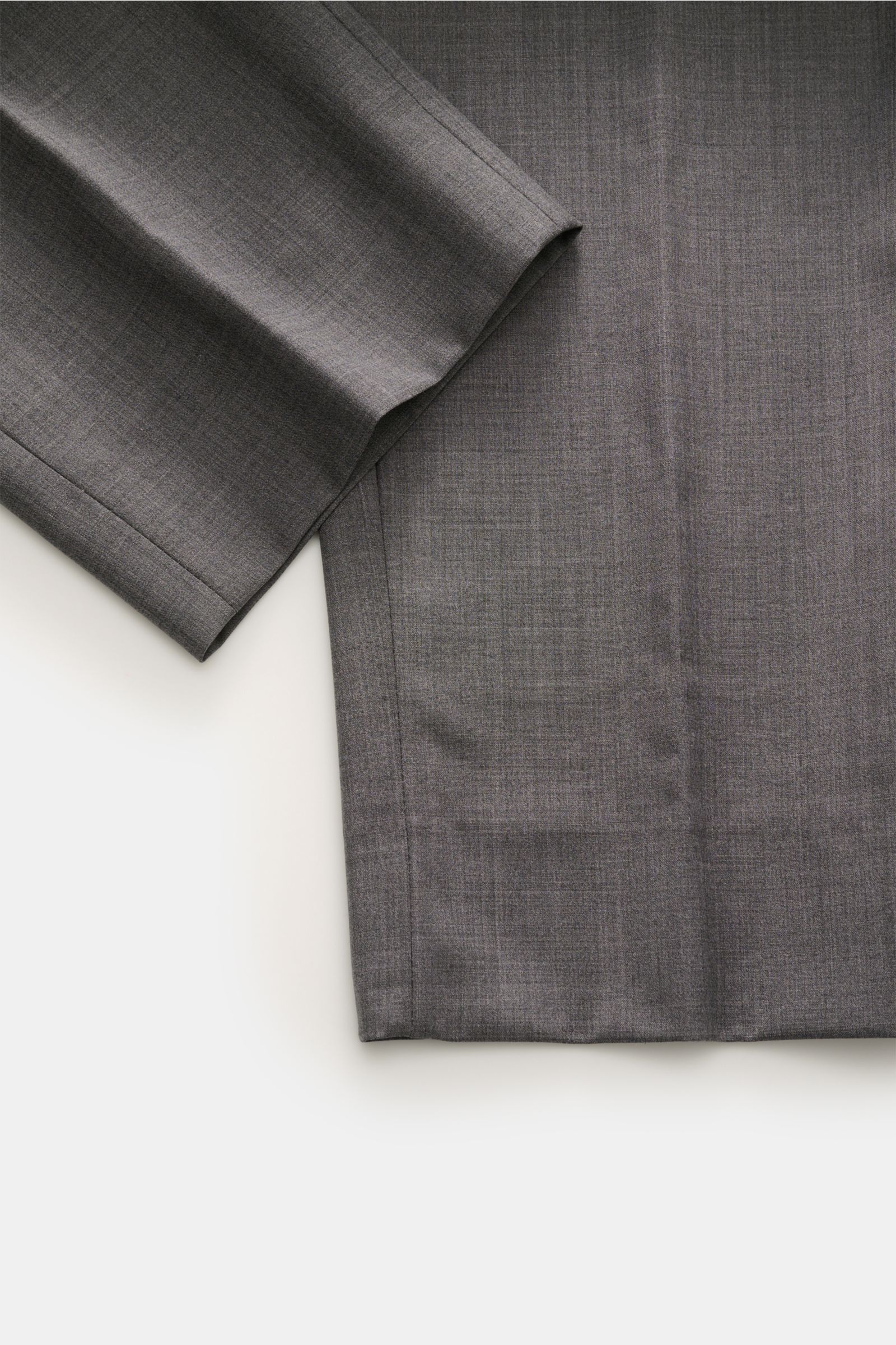 GTA Wollhose 'Davide' dunkelgrau meliert aus reiner Schurwolle, leichte Qualität, glatter Griff, Tapered Fit, verkürzte Beinlänge, Detailaufnahme von oben.