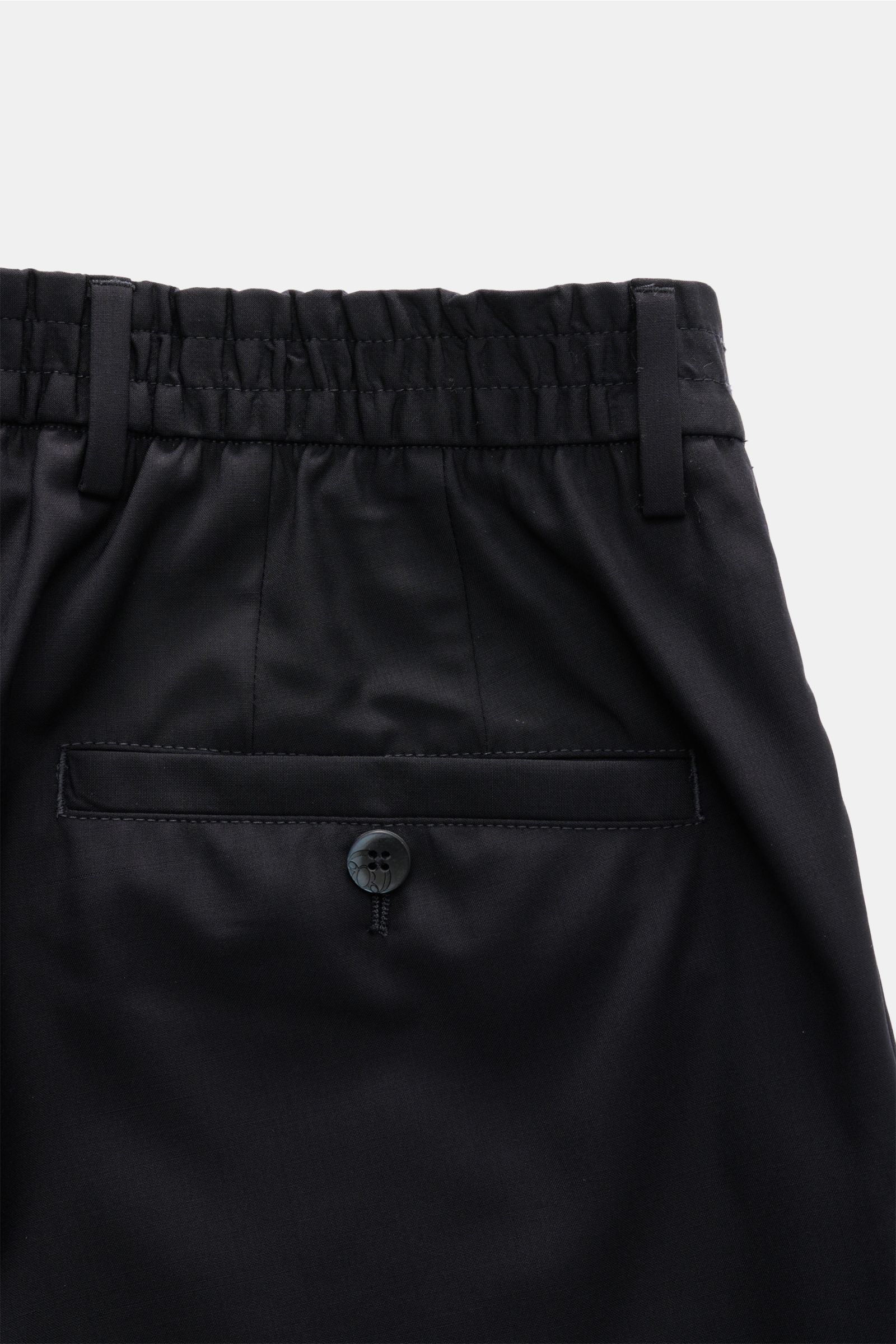 GTA Wollhose 'Davide' dark navy aus reiner Schurwolle, schmal zulaufend, elastischer Bund, Reißverschluss, Knopf, französische und Gesäßtaschen, Rückansicht.