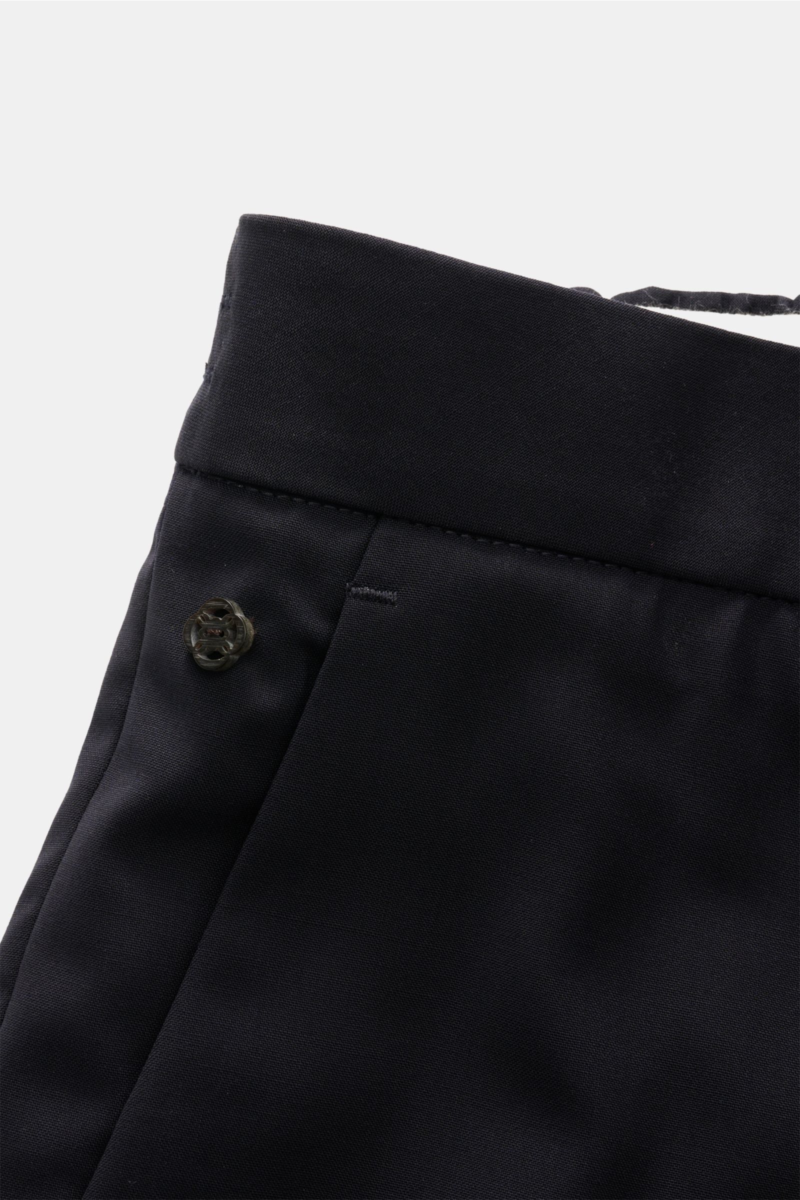 GTA Wollhose 'Davide' dark navy aus reiner Schurwolle, schmal zulaufend, leichte Qualität, Reißverschluss, Bundknopf, Detailaufnahme Bund und Tasche, frontale Perspektive.