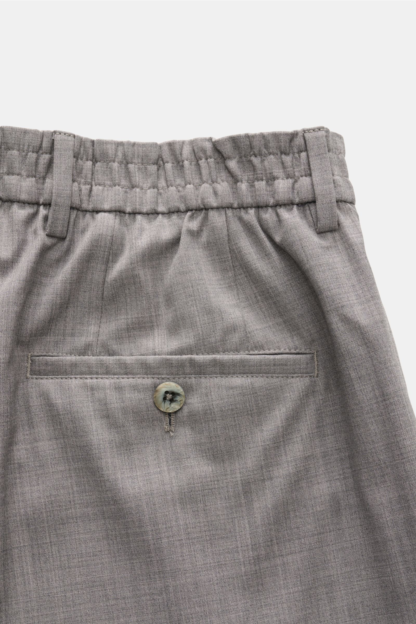 GTA Woll-Jogpants 'New Paul' grau meliert, Detailfoto von hinten oben, elastischer Bund, paspelierte Gesäßtasche mit Knopf, reine Schurwolle, Tapered Fit.