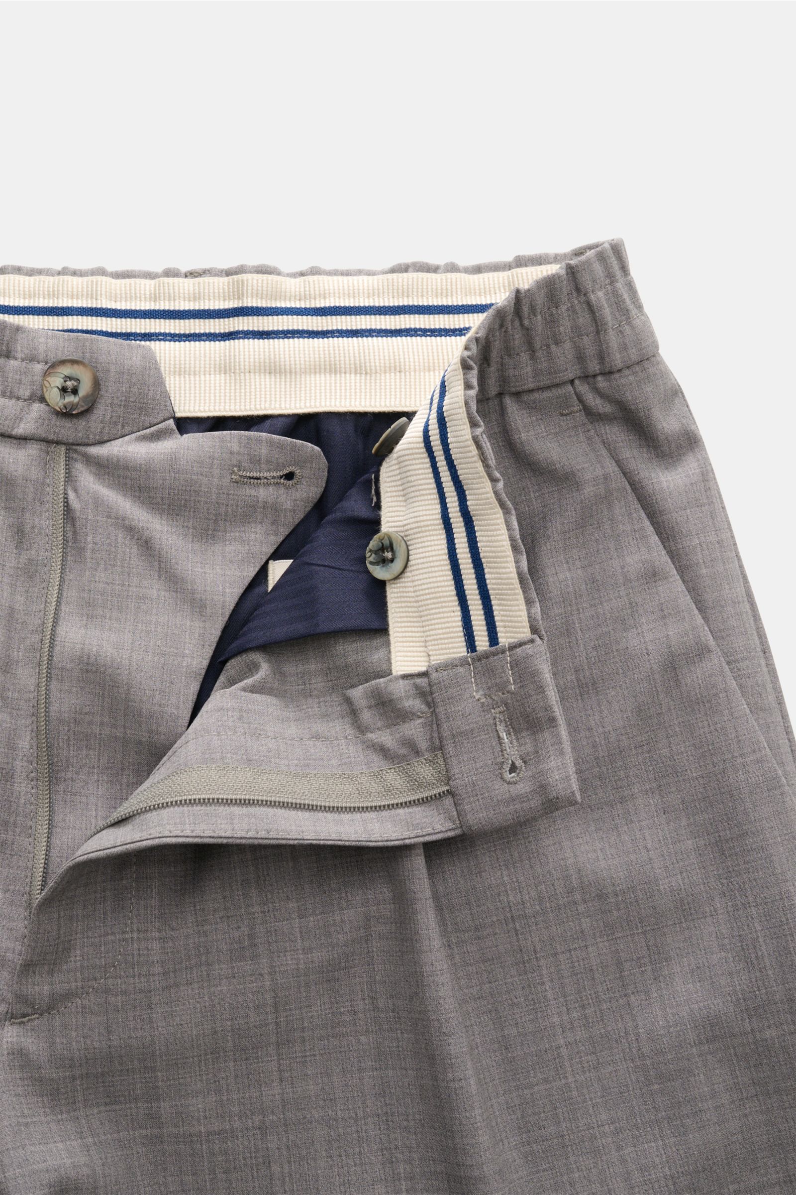 GTA Woll-Jogpants 'New Paul' grau meliert, Detailaufnahme von Bund und Reißverschluss, elastischer Bund, Knöpfe, reine Schurwolle, Tapered Fit.