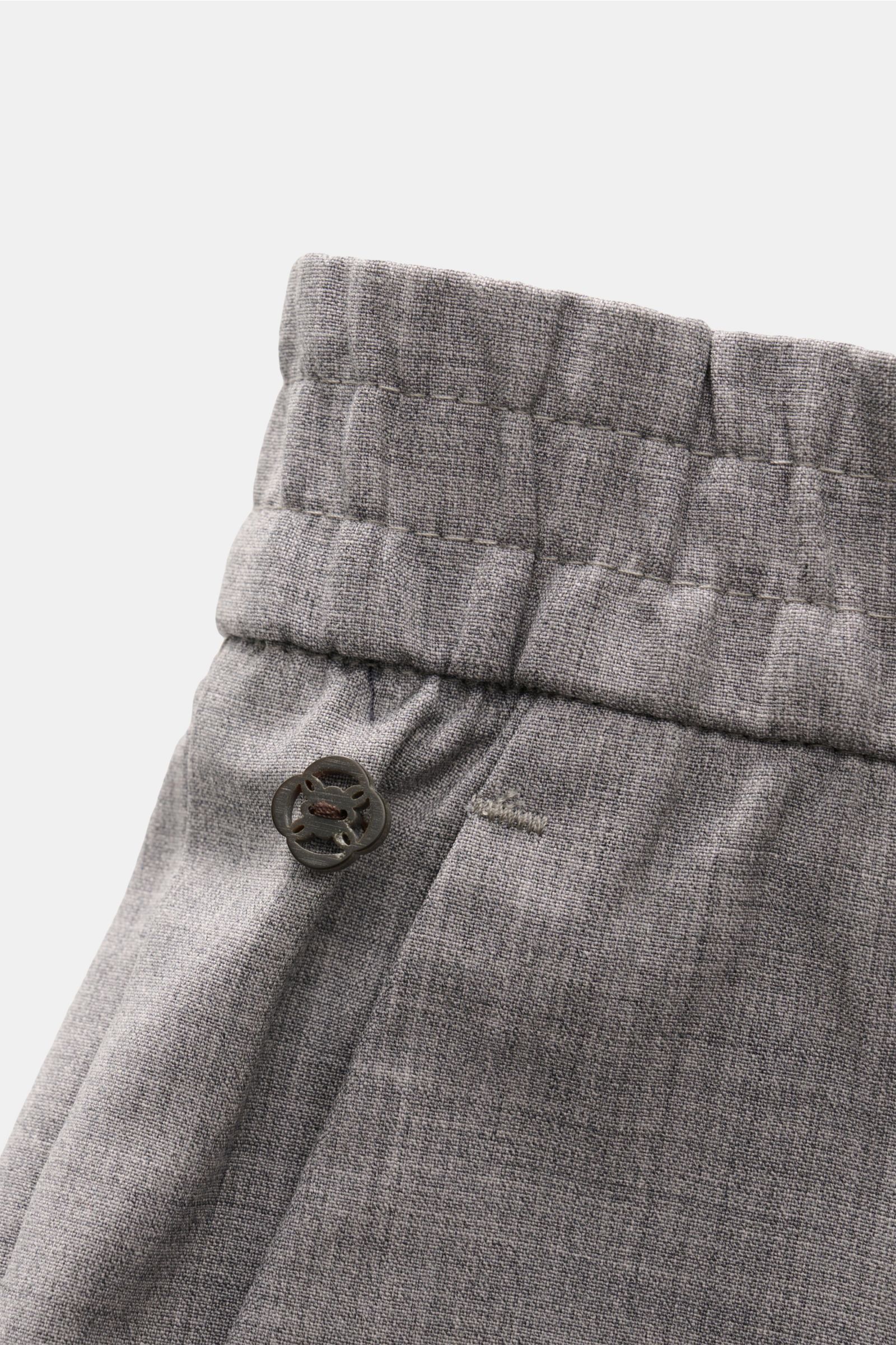 GTA Woll-Jogpants 'New Paul' grau meliert, Detailaufnahme des elastischen Bunds mit Knopf, reine Schurwolle, glatter Griff, Tapered Fit.