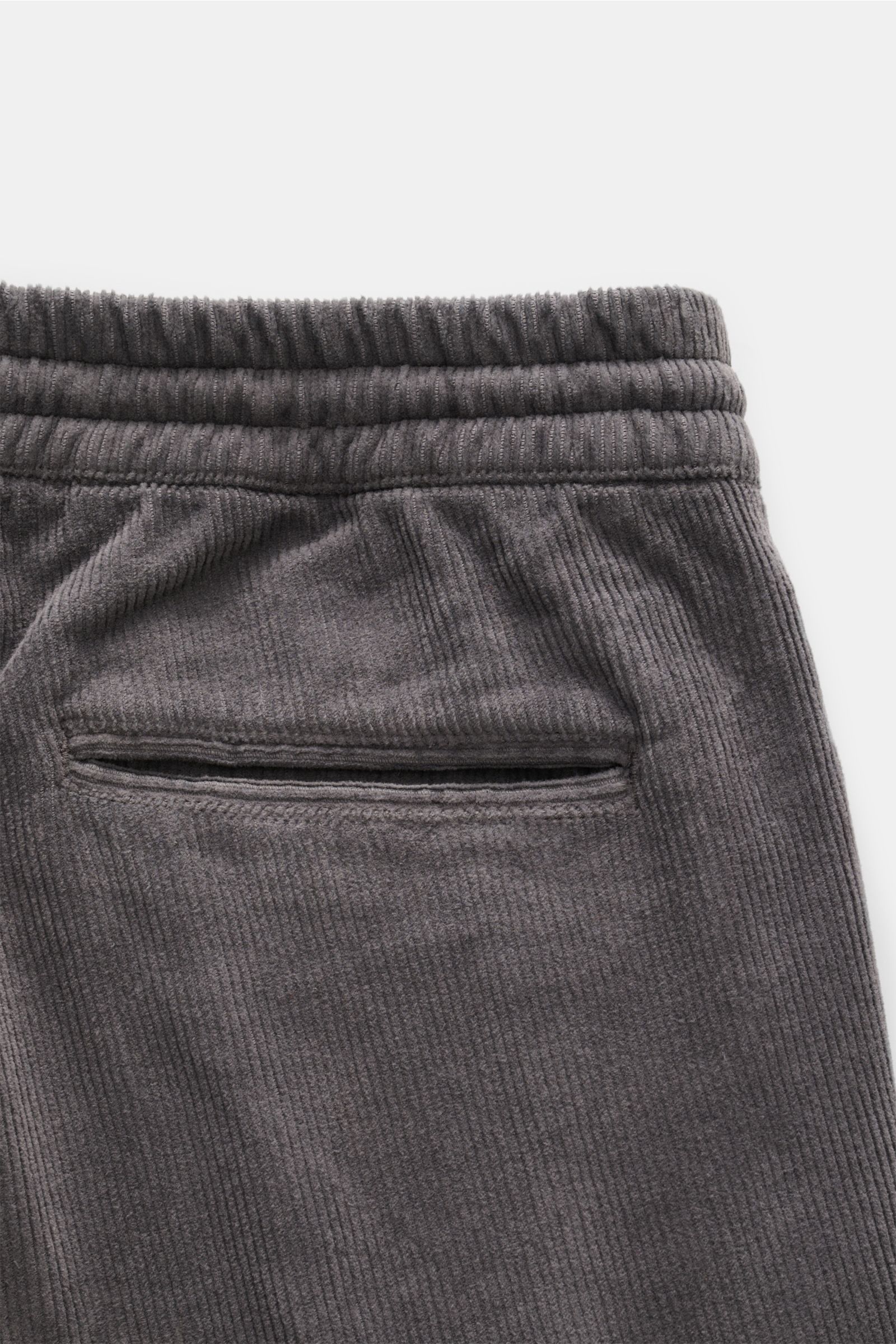 Close-up rear view of 04651/ A trip in a bag Cord-Joggpants 'Smart Cord Cargo' oliv in soft, garment-dyed cotton fine cord with elastic waistband and welt pocket.