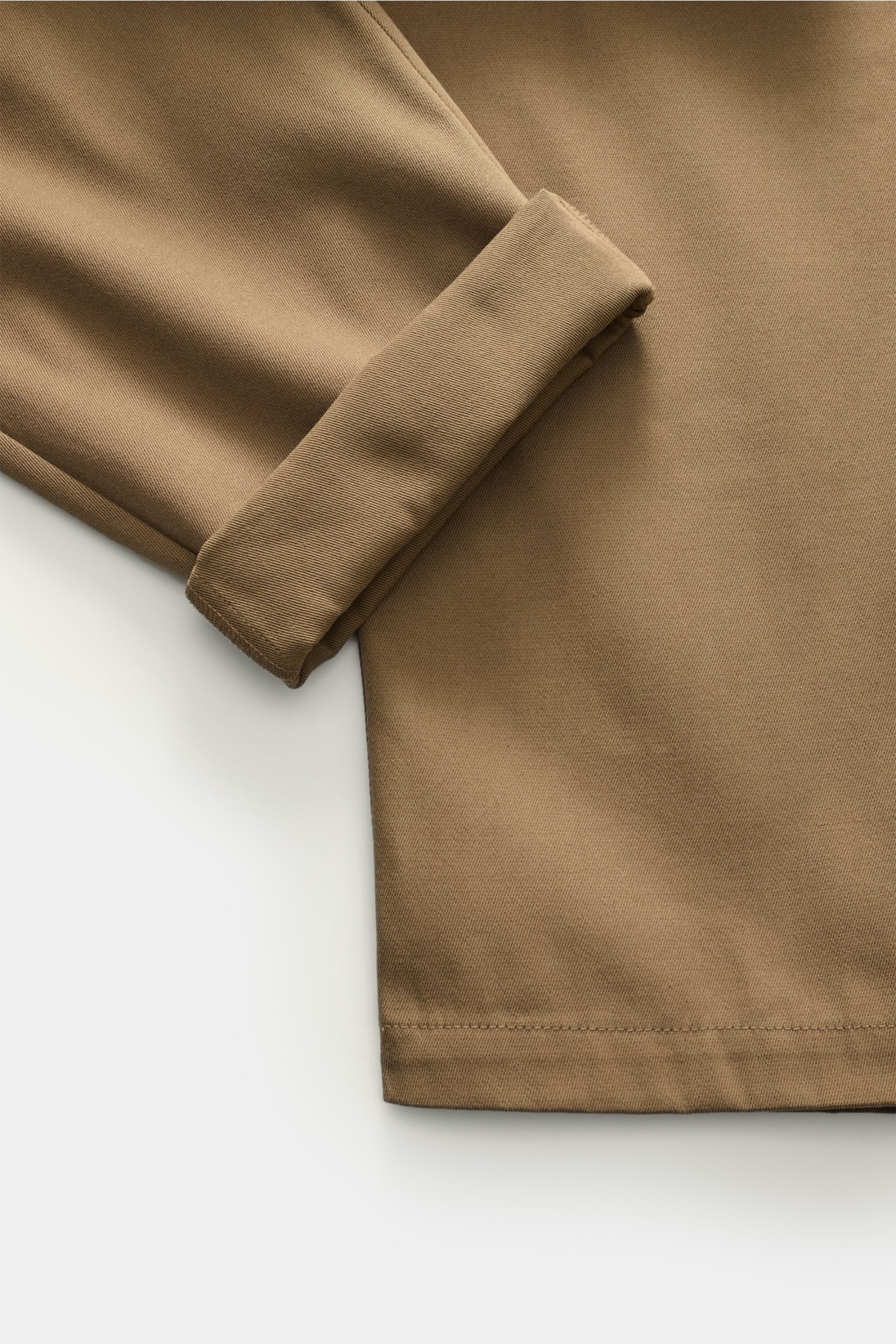 A.P.C. Baumwollhose 'Renato' oliv, Twill, Tapered Fit, Zip Fly, hohe Bundhöhe, knöchellang, französische Taschen, Seitenansicht.