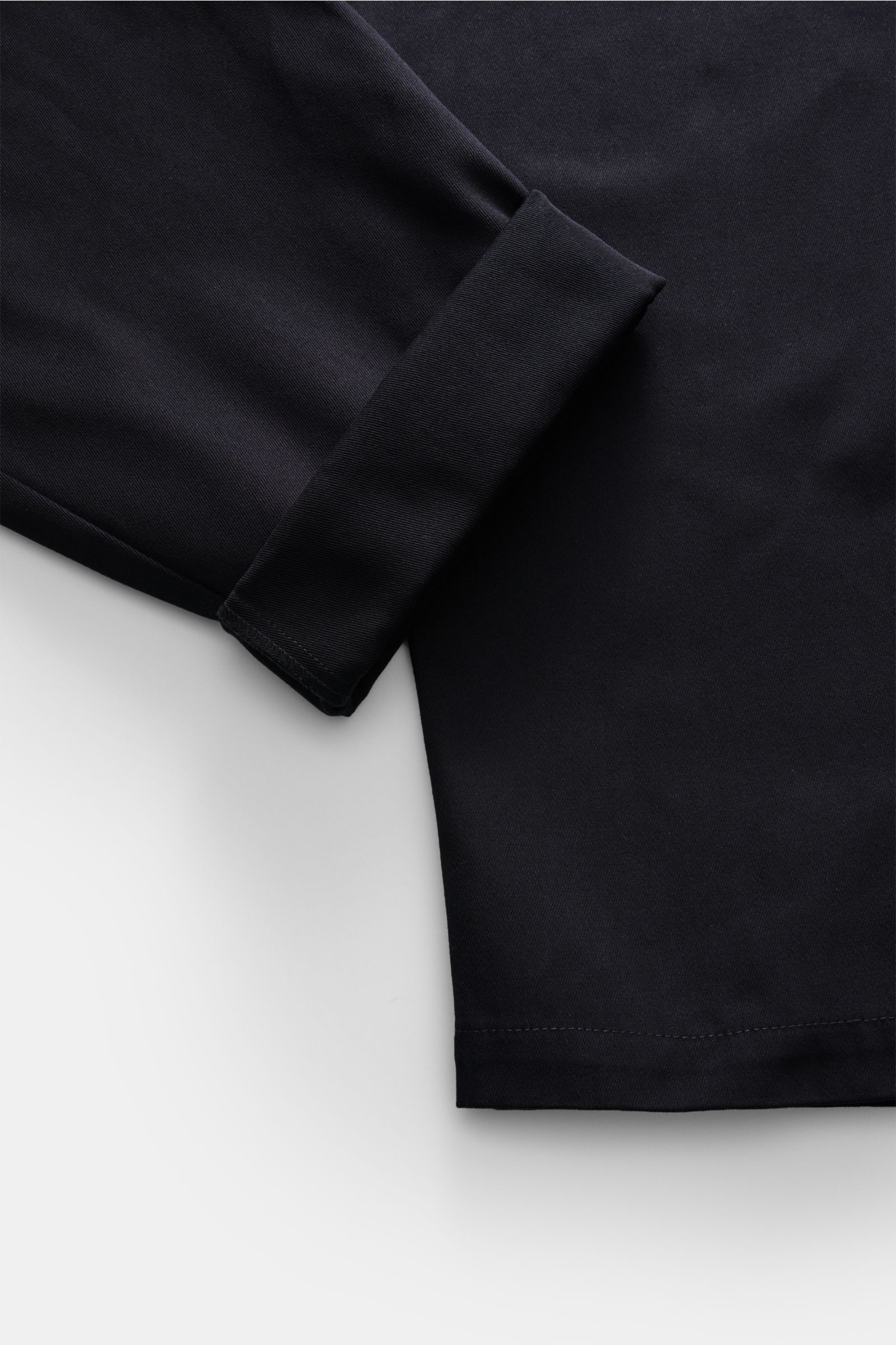 A.P.C. Baumwollhose 'Renato' navy aus Twill, leicht griffig, Tapered Fit, knöchellang, Zip Fly, fotografiert aus der Vogelperspektive.