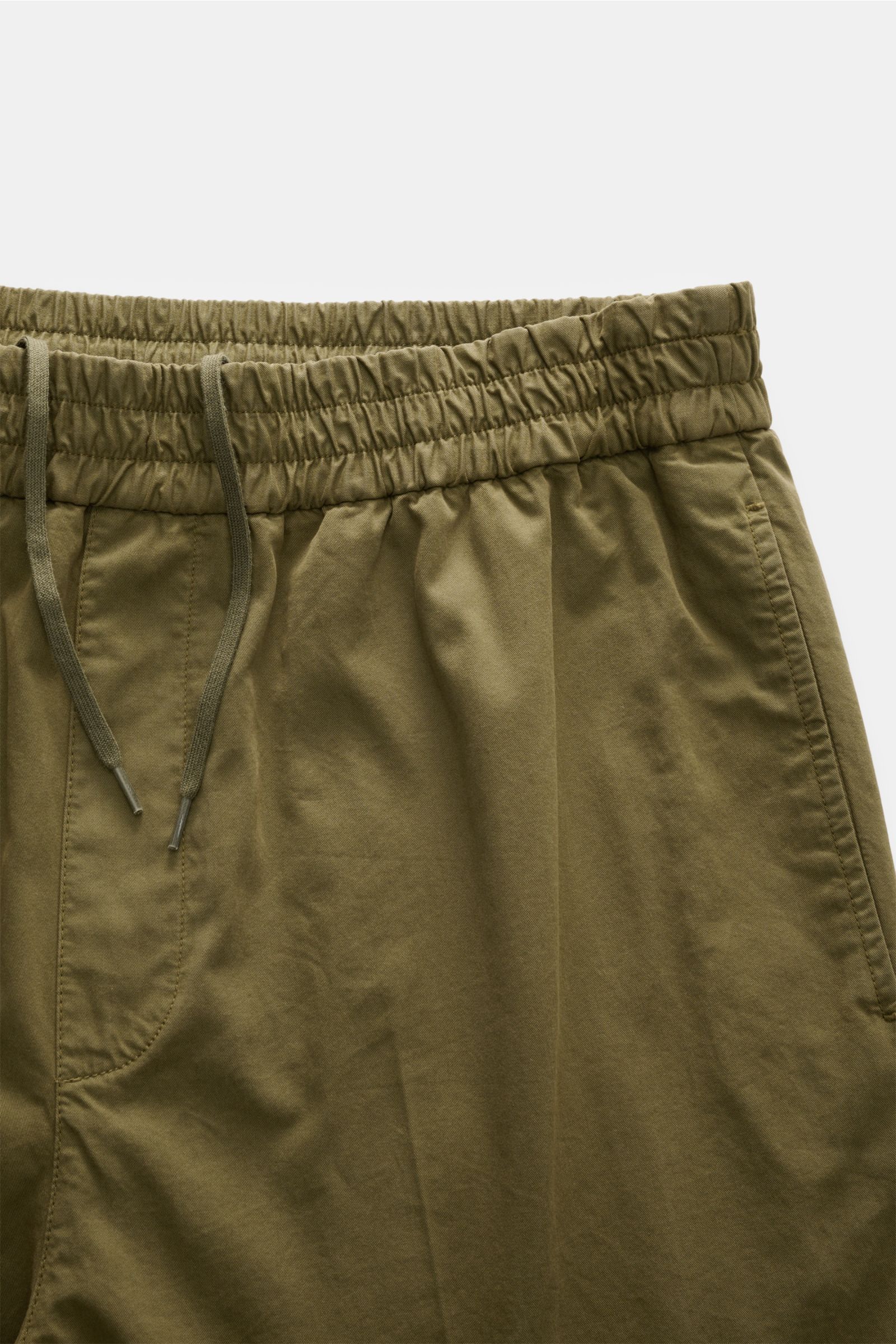 A.P.C. Joggpants 'Pieter' oliv, sportives Hosenmodell aus weichem Baumwoll-Twill, elastischer Bund mit Tunnelzug, Frontansicht, Freizeit-Style