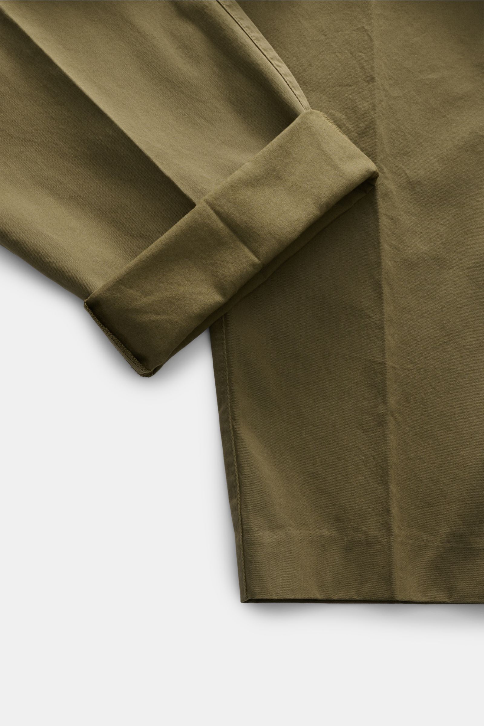 A.P.C. Joggpants 'Pieter' oliv im Detail von oben fotografiert, Baumwoll-Twill, elastischer Bund, tapered Fit, Taschen.