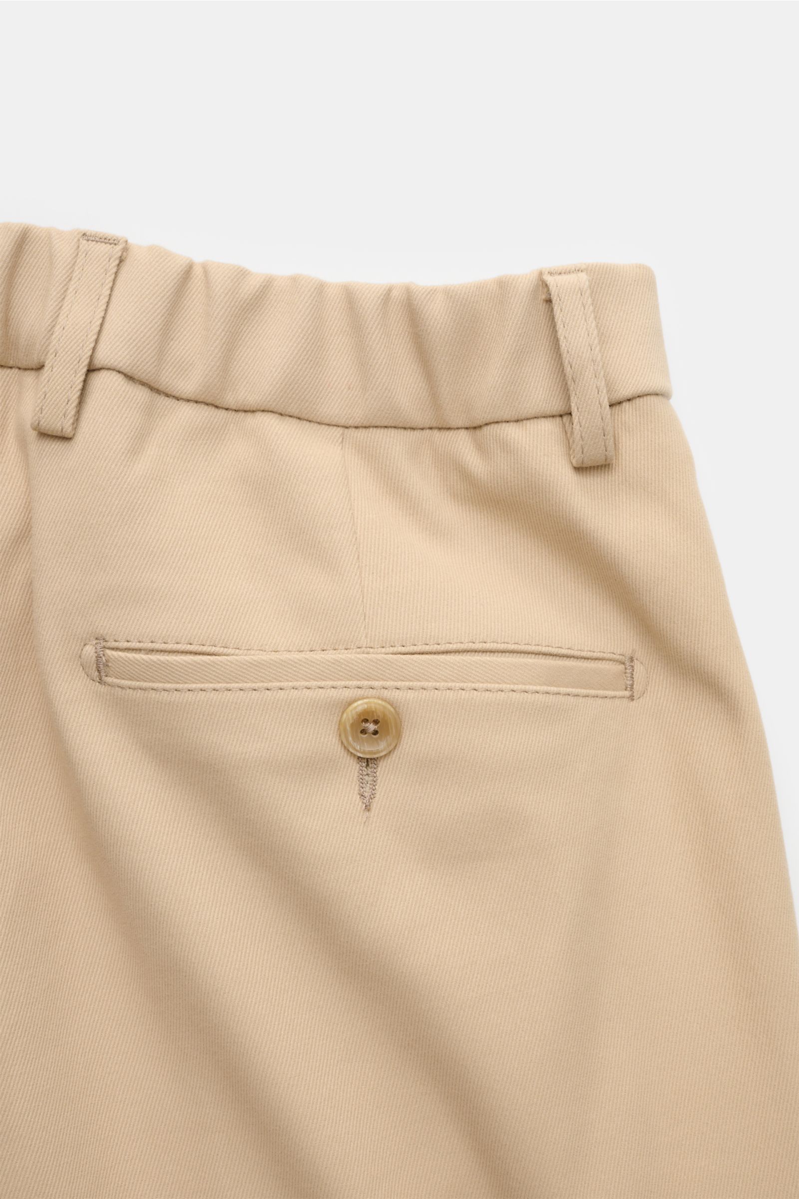 Close-up rear view of Marco Pescarolo Chinos 'Far' beige, highlighting soft twill cotton and cashmere blend fabric, elastic waistband, and buttoned welt pocket. Die softe Chino 'Far' aus dem Hause MARCO PESCAROLO vereint Komfort aus edlem Baumwoll-Mix mit