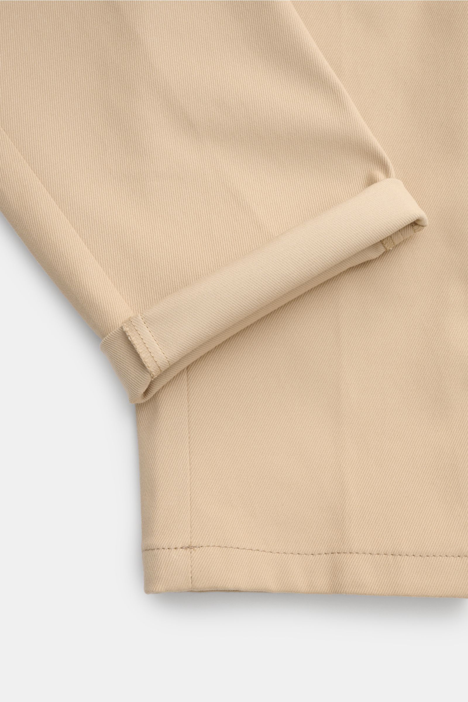 Close-up image of the cuff and lower leg area of Marco Pescarolo Chinos 'Far' beige, photographed from a top-down perspective. Die softe Chino 'Far' aus dem Hause MARCO PESCAROLO vereint Komfort aus edlem Baumwoll-Mix mit höchster neapolitanischer Schneid