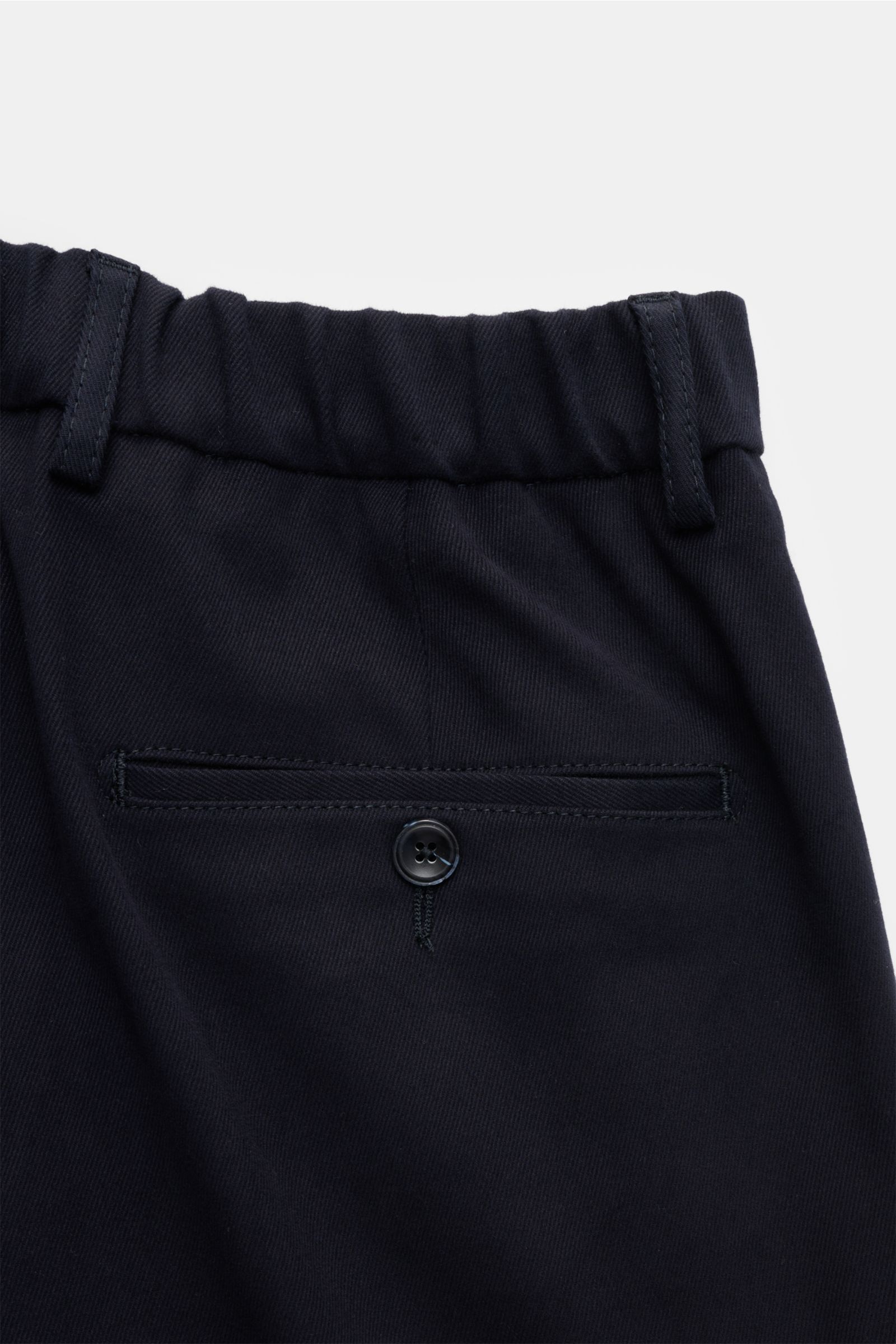 Marco Pescarolo Chinos 'Far' navy in Nahaufnahme von hinten, weicher Baumwoll-Cashmere-Twill mit teilelastischem Bund und paspelierter Tasche.