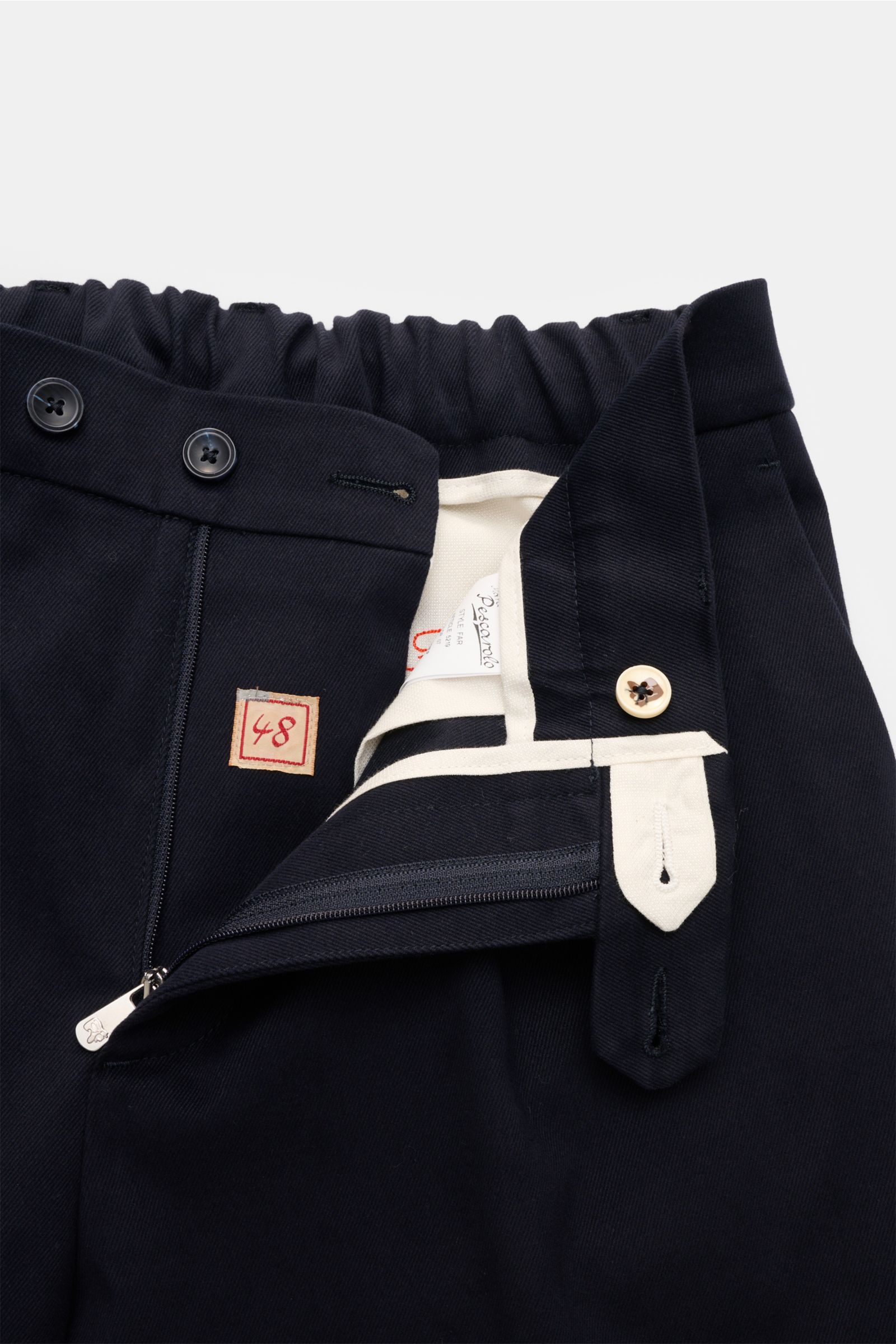 Marco Pescarolo Chinos 'Far' navy in Nahaufnahme von vorne, Twill-Baumwolle mit Cashmere, Reißverschluss, Bundknöpfen, teilelastischem Bund, Regular Fit.