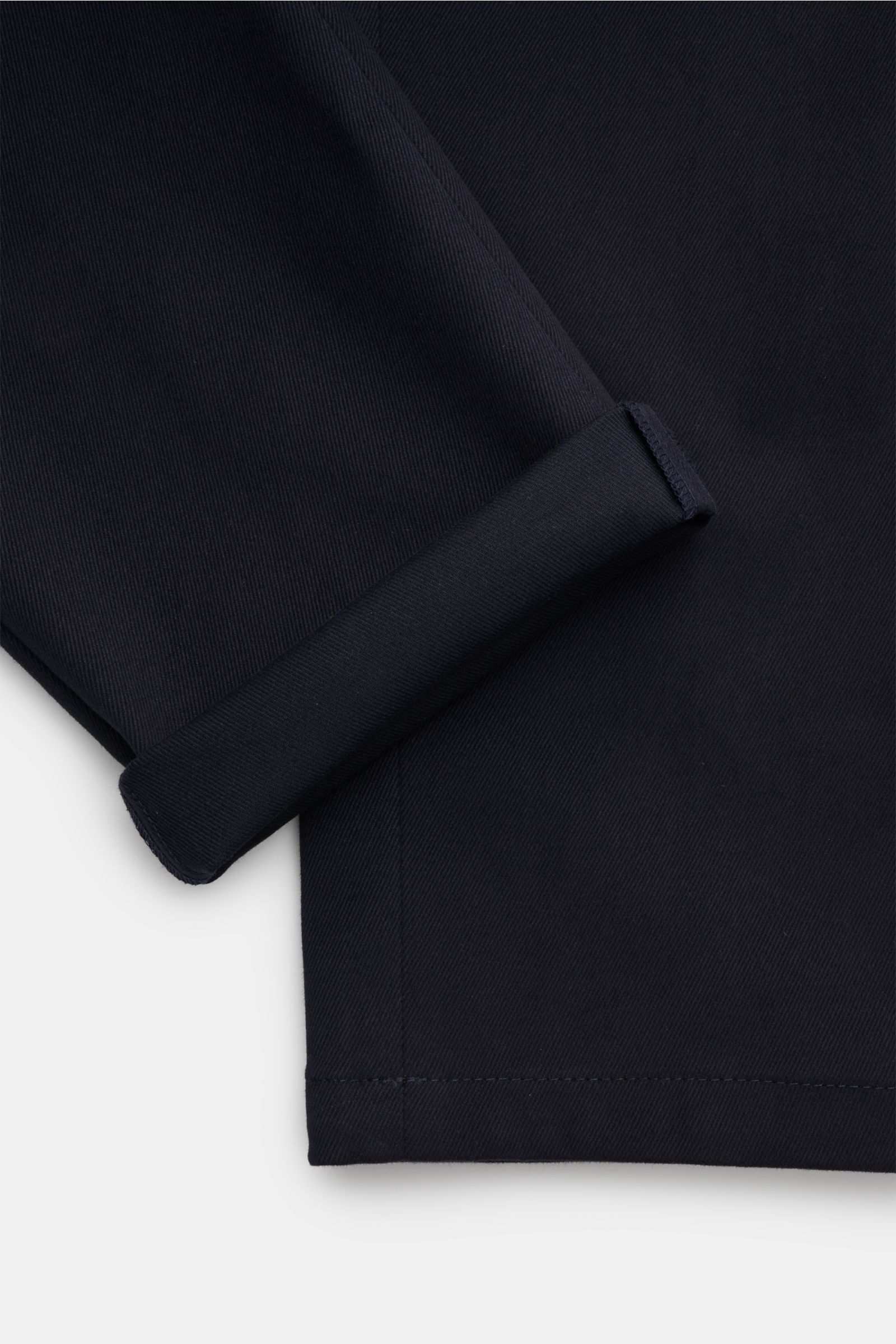 Marco Pescarolo Chinos 'Far' navy, Detailansicht von unten auf das Bein mit umgeschlagenem Saum, weicher Baumwoll-Cashmere-Twill.