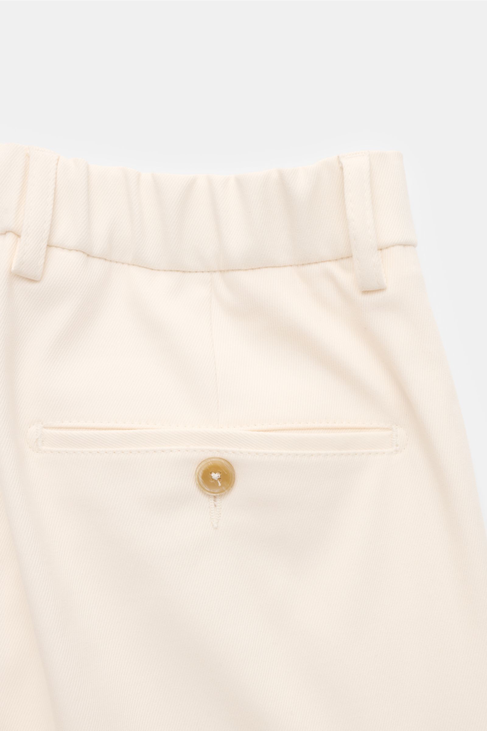 Close-up rear view of Marco Pescarolo Chinos 'Far' creme featuring a soft twill cotton-cashmere blend, elastic waistband, single welt pocket with button.  

Description: Die softe Chino 'Far' aus dem Hause MARCO PESCAROLO vereint Komfort aus edlem Baum