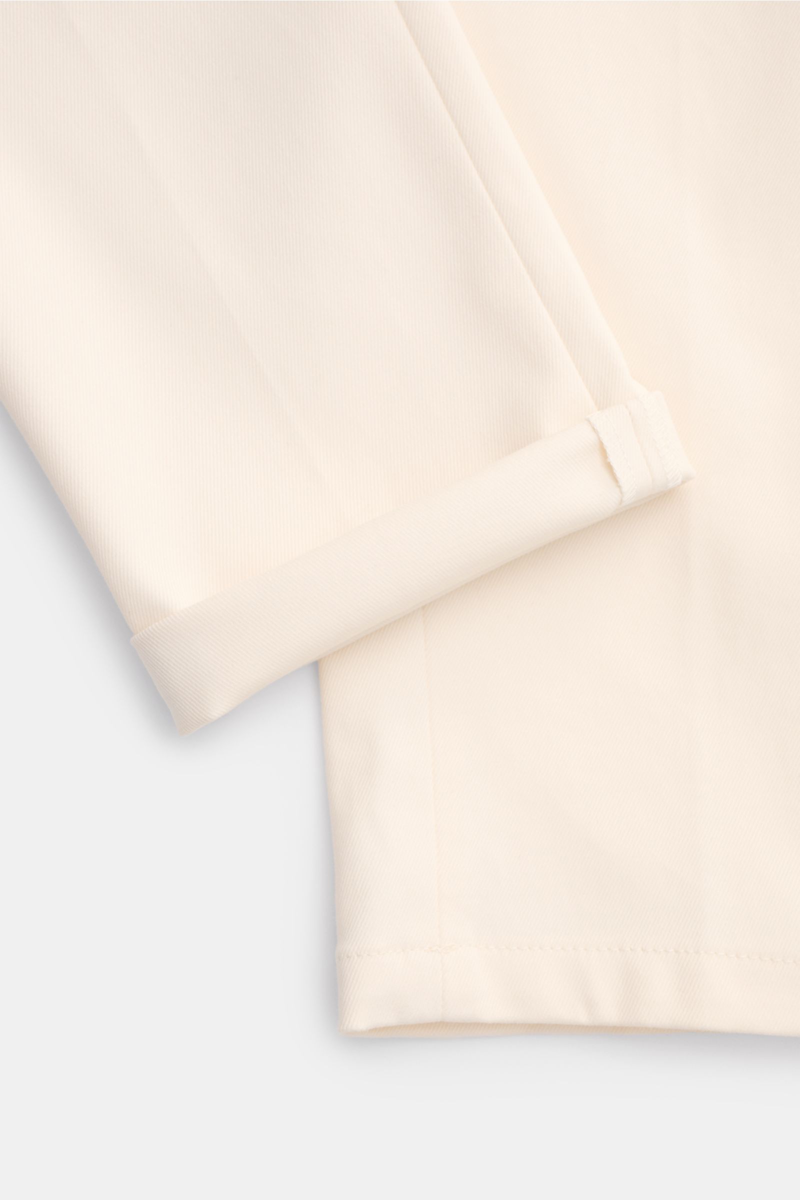 Marco Pescarolo Chinos 'Far' creme shown from a close-up side perspective, highlighting the soft twill fabric, cuff, and stitching details; Die softe Chino 'Far' aus dem Hause MARCO PESCAROLO vereint Komfort aus edlem Baumwoll-Mix mit höchster neapolitani