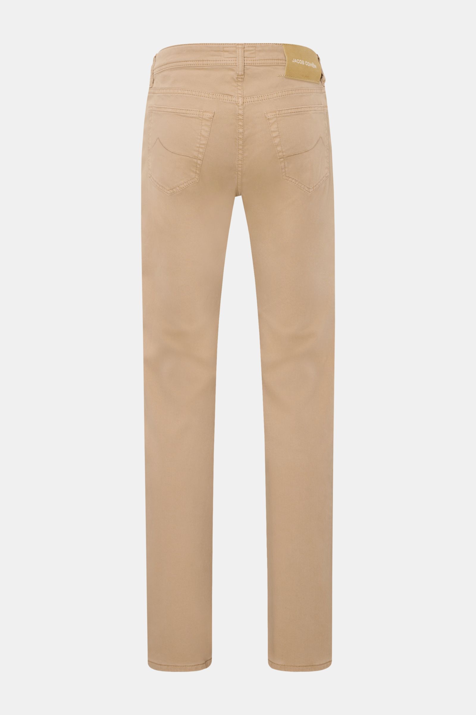 Jacob Cohen Hose 'Bard' beige shown from the back, slim fit five-pocket pants in cotton lyocell twill, elastic quality, button fly, tonal stitching and leather patch. Setzen Sie Anspruch auf Stil und Qualität mit der klassischen Five-Pocket-Hose 'Bard'
