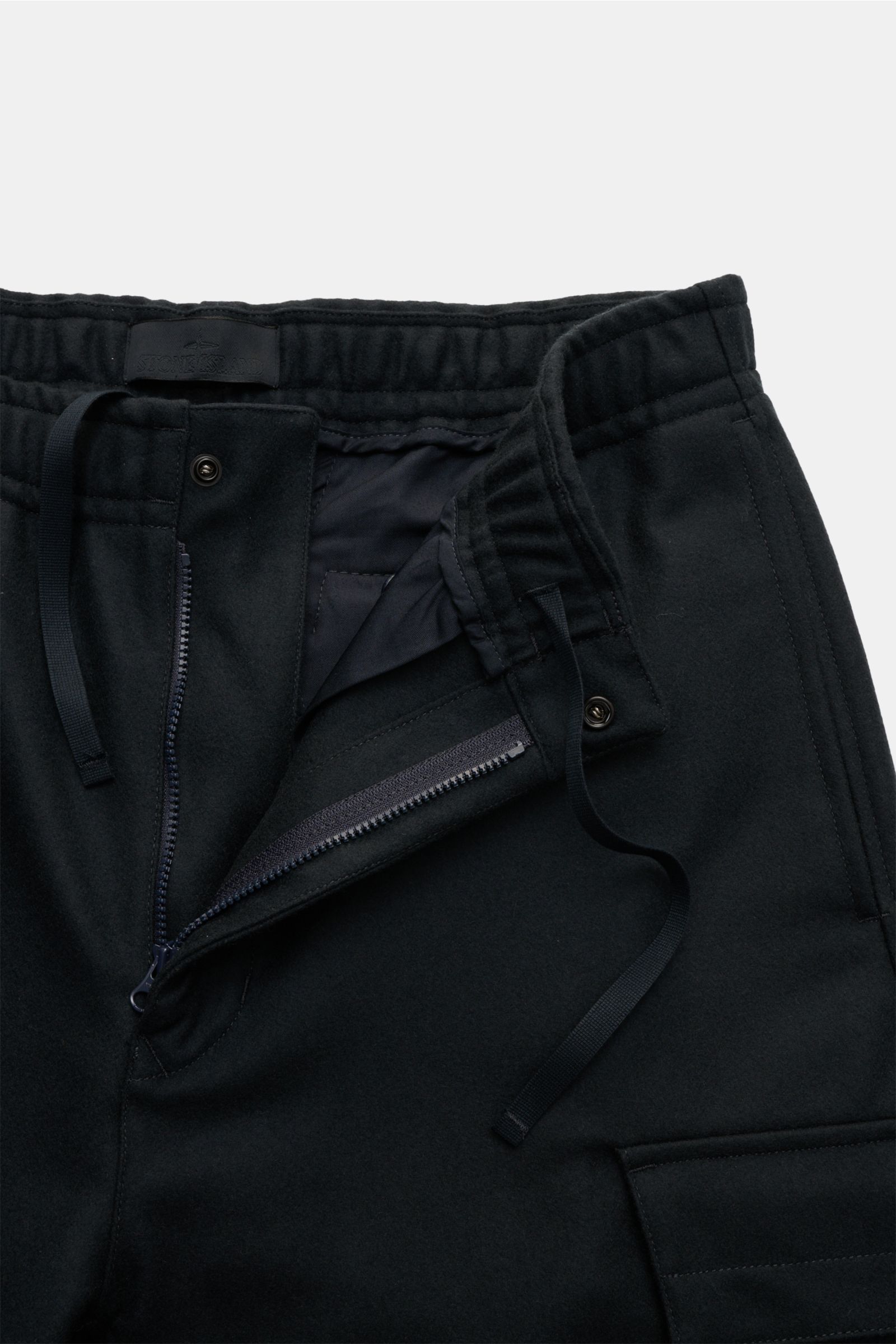 Stone Island Cargo-Jogpants 'Flannel Ghost Piece' dark navy aus Flanell, Detailaufnahme der Taille mit Reißverschluss, Tunnelzug, Cargo-Tasche.