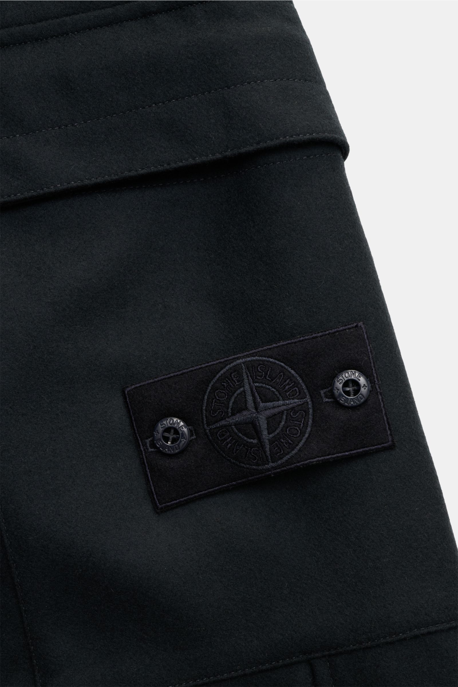 Stone Island Cargo-Jogpants 'Flannel Ghost Piece' dark navy im Detail, Fokus auf monochromes Kompass-Badge und Cargo-Tasche aus Flanell.