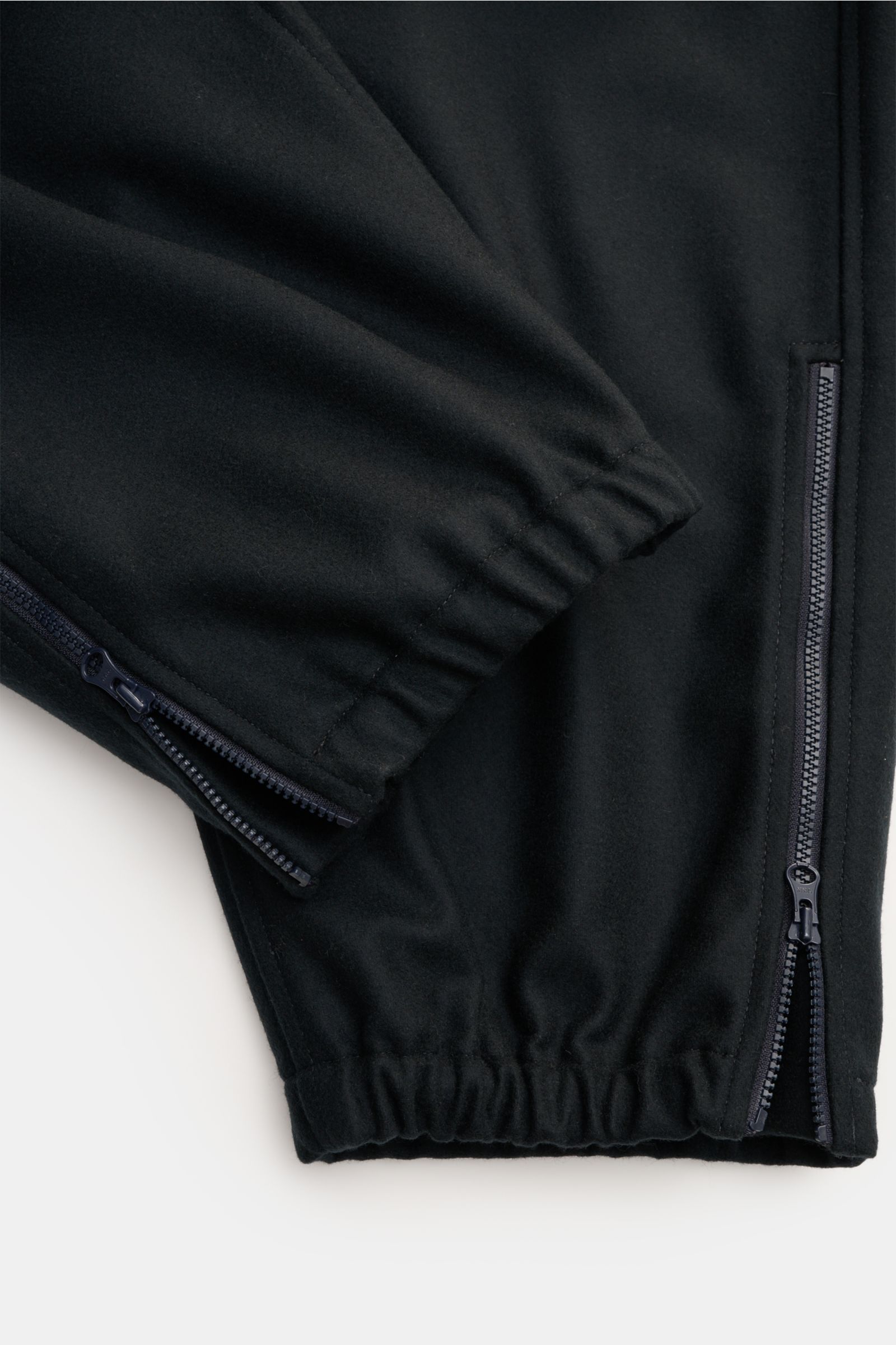 Stone Island Cargo-Jogpants 'Flannel Ghost Piece' dark navy, Detailaufnahme der elastischen, regulierbaren Beinabschlüsse mit Reißverschluss und schwerem Flanell.