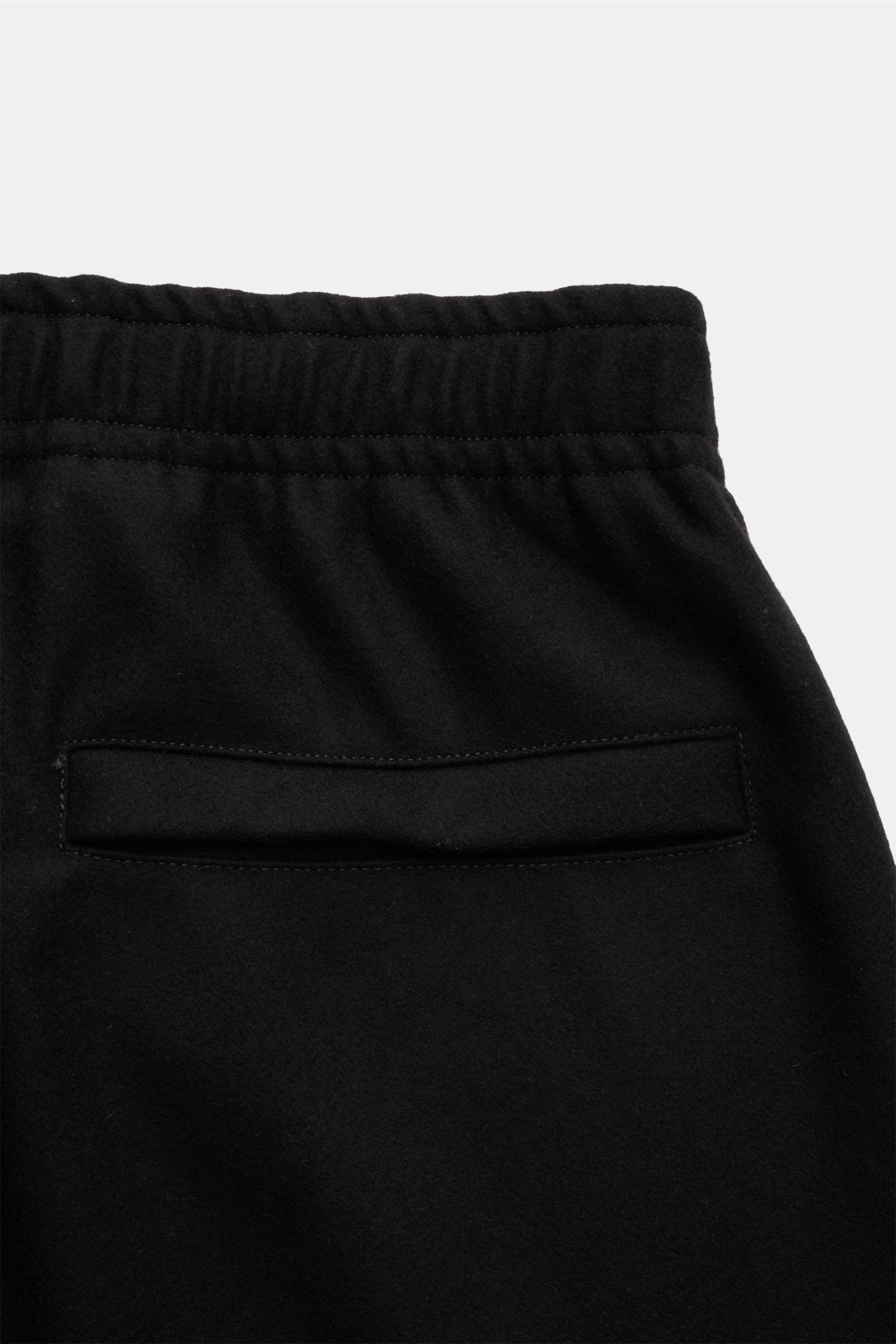 Stone Island Cargo-Jogpants 'Flannel Ghost Piece' schwarz, Detailaufnahme Rückseite mit elastischem Bund, schmal zulaufend, Taschen, Kompass-Badge