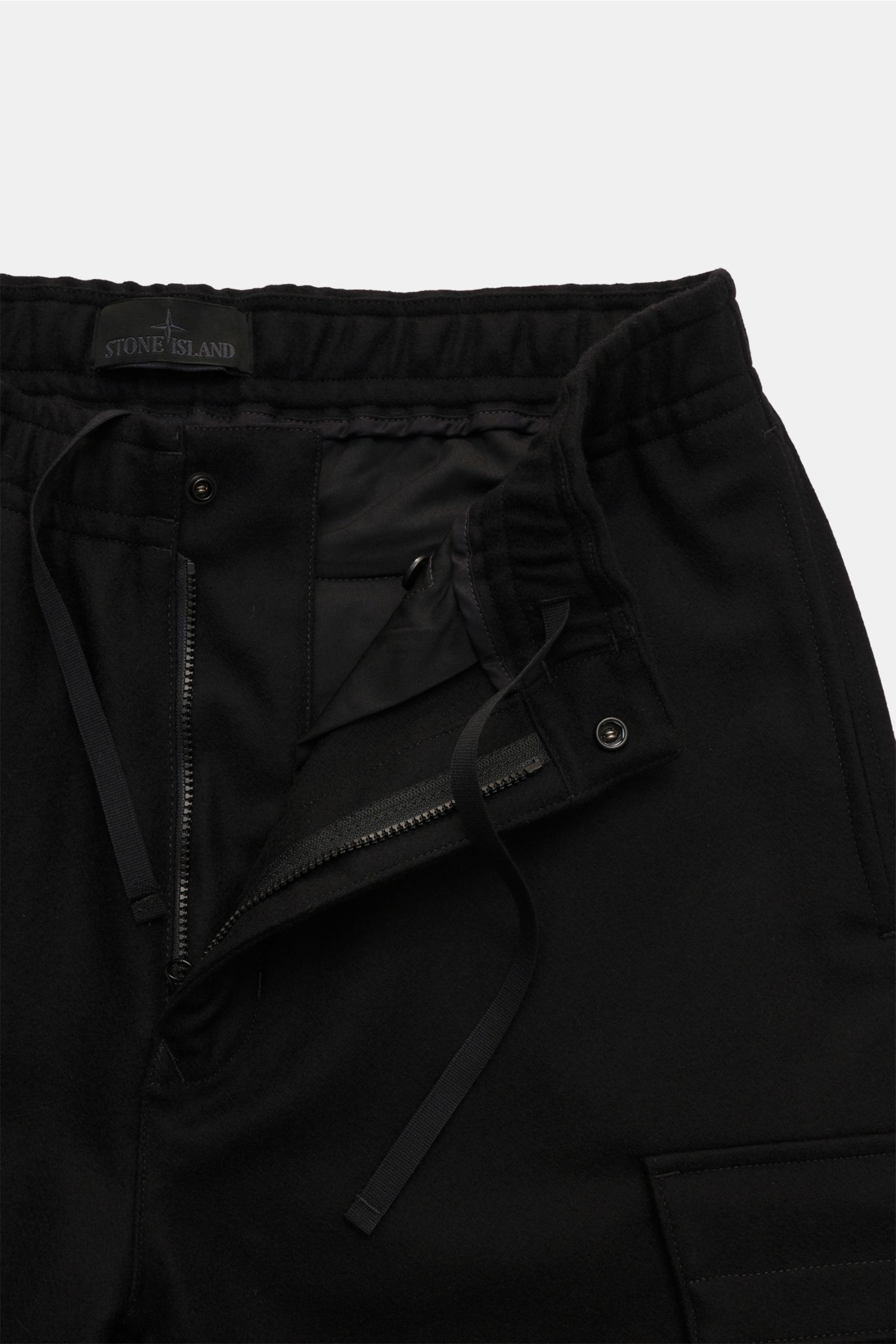 Stone Island Cargo-Jogpants 'Flannel Ghost Piece' schwarz, Detailansicht Bund mit Reißverschluss, Tunnelzug, Cargo- und Seitentaschen.